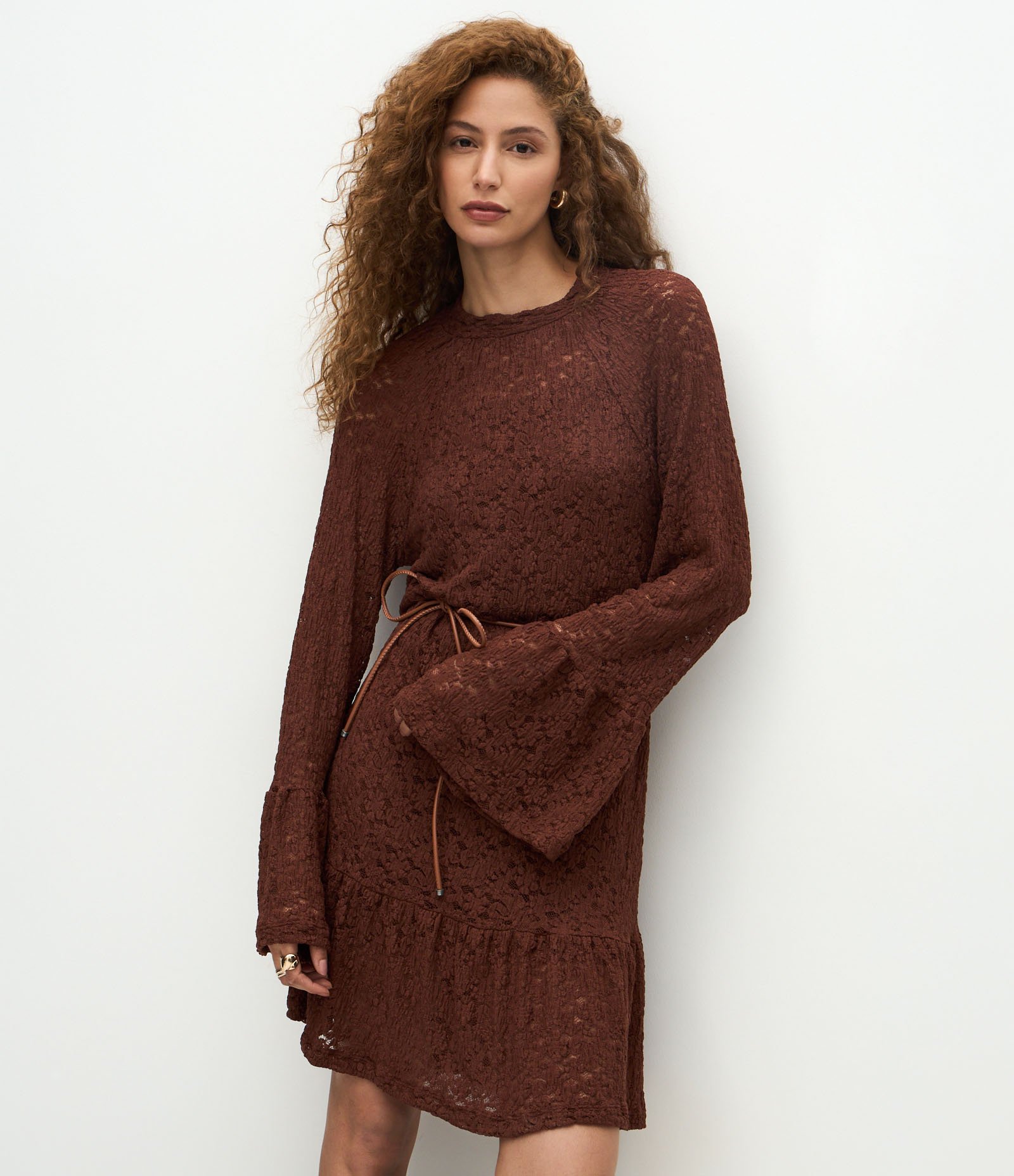 Vestido Curto em Renda com Cintinho Fino Marrom 1