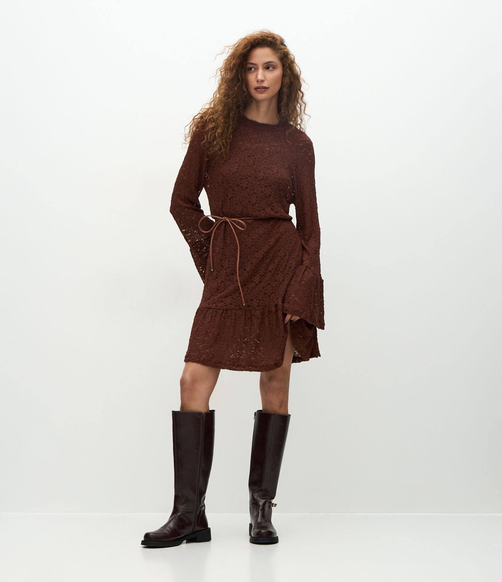 Vestido Curto em Renda com Cintinho Fino Marrom 2