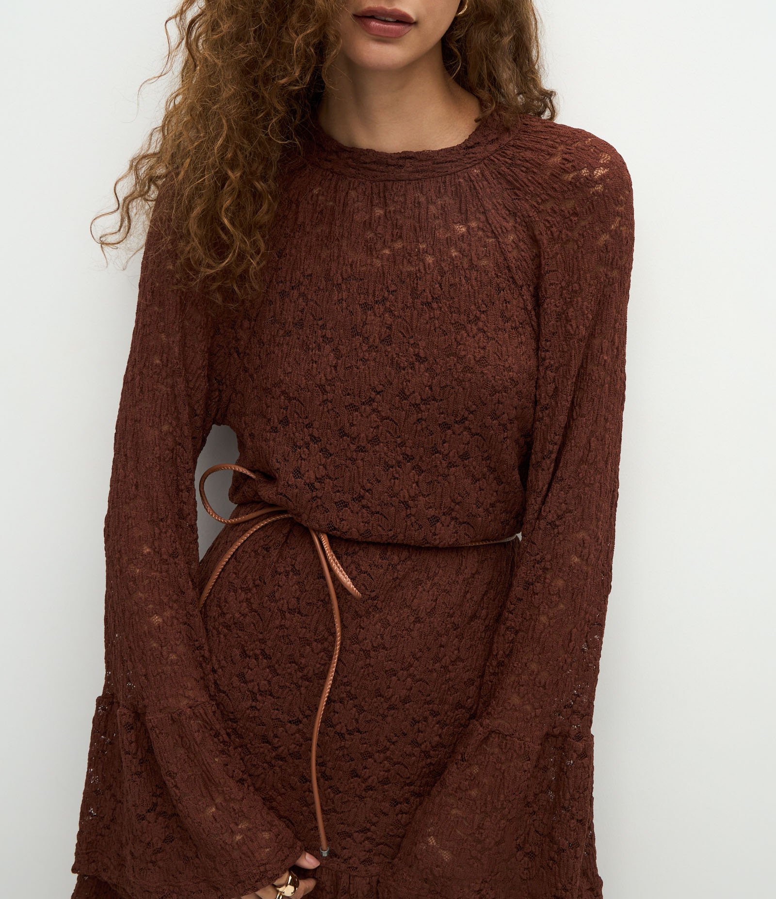 Vestido Curto em Renda com Cintinho Fino Marrom 4