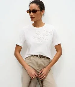 Camisa em Algodão com Manga Curta e Aplicação de Flor Bordada