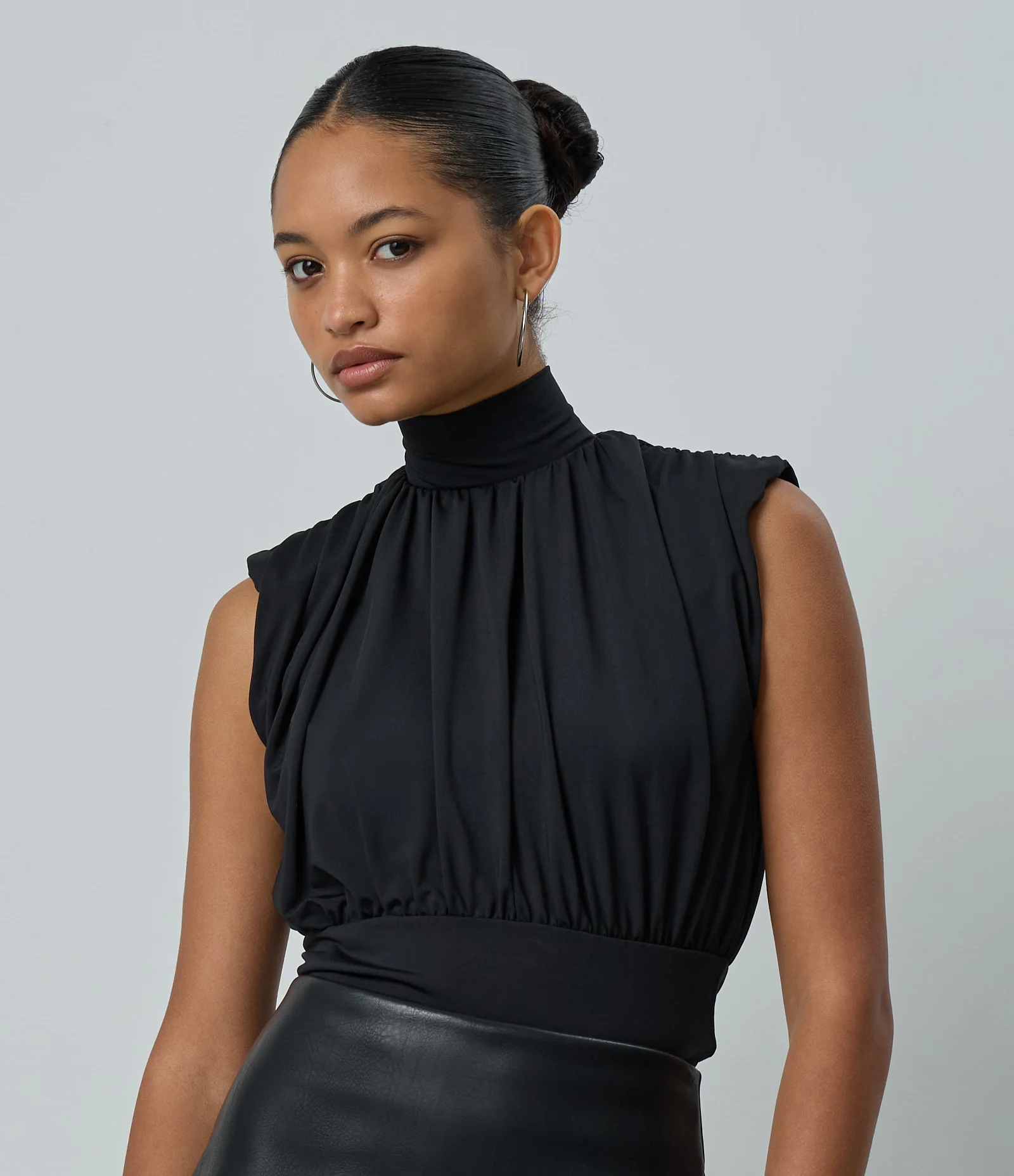 Blusa Sem Manga com Decote Canoa Preto 1