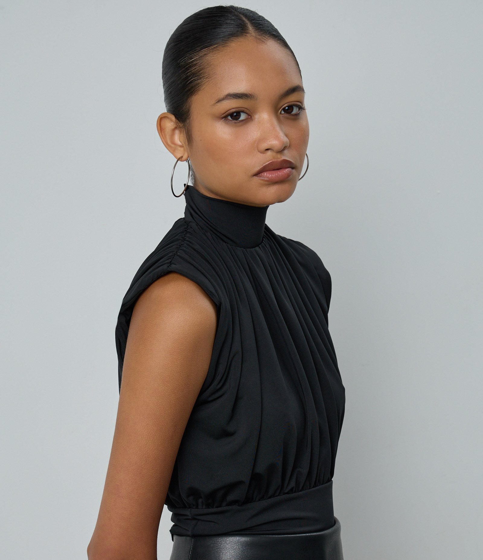 Blusa Sem Manga com Decote Canoa Preto 3
