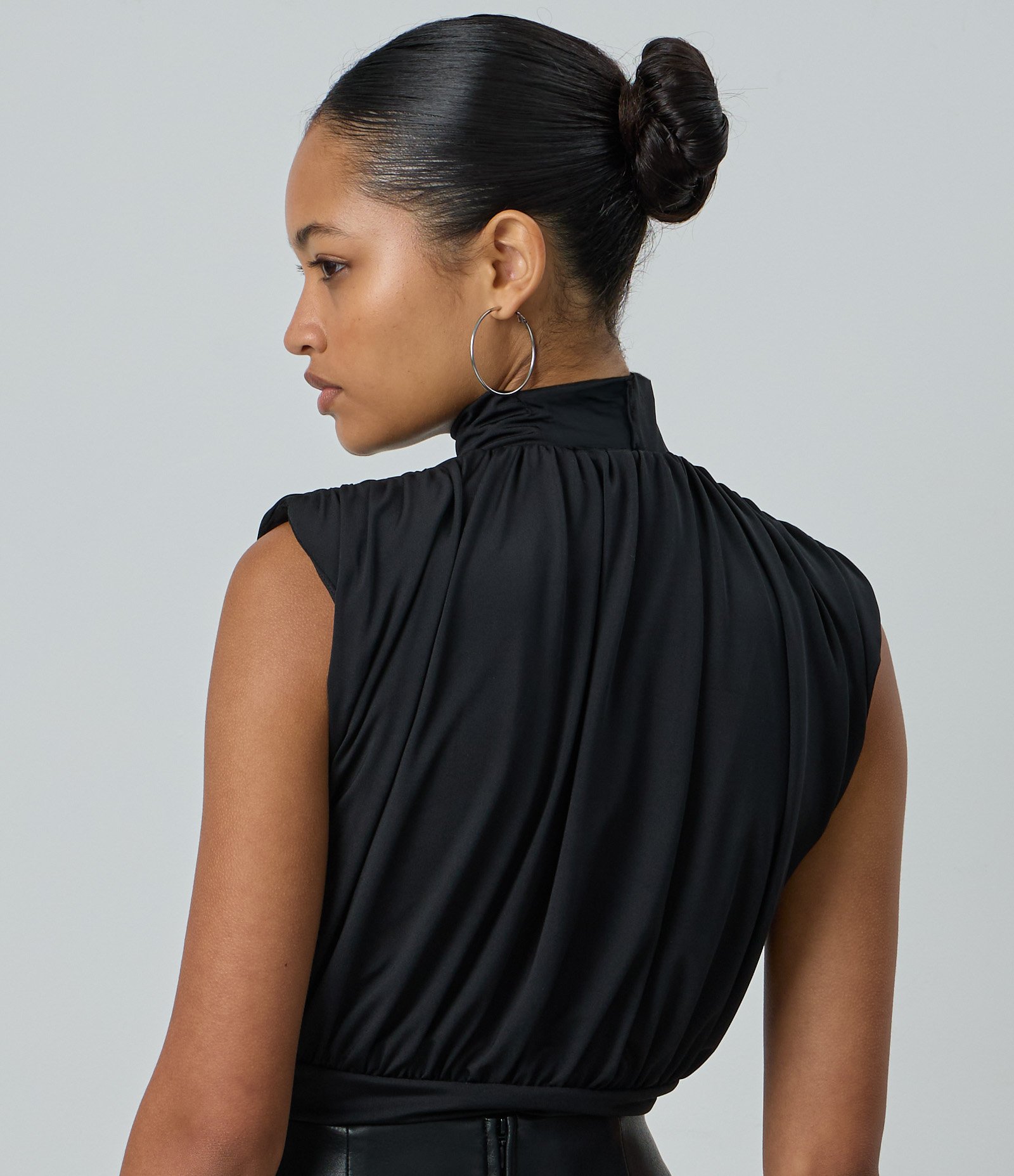Blusa Sem Manga com Decote Canoa Preto 4