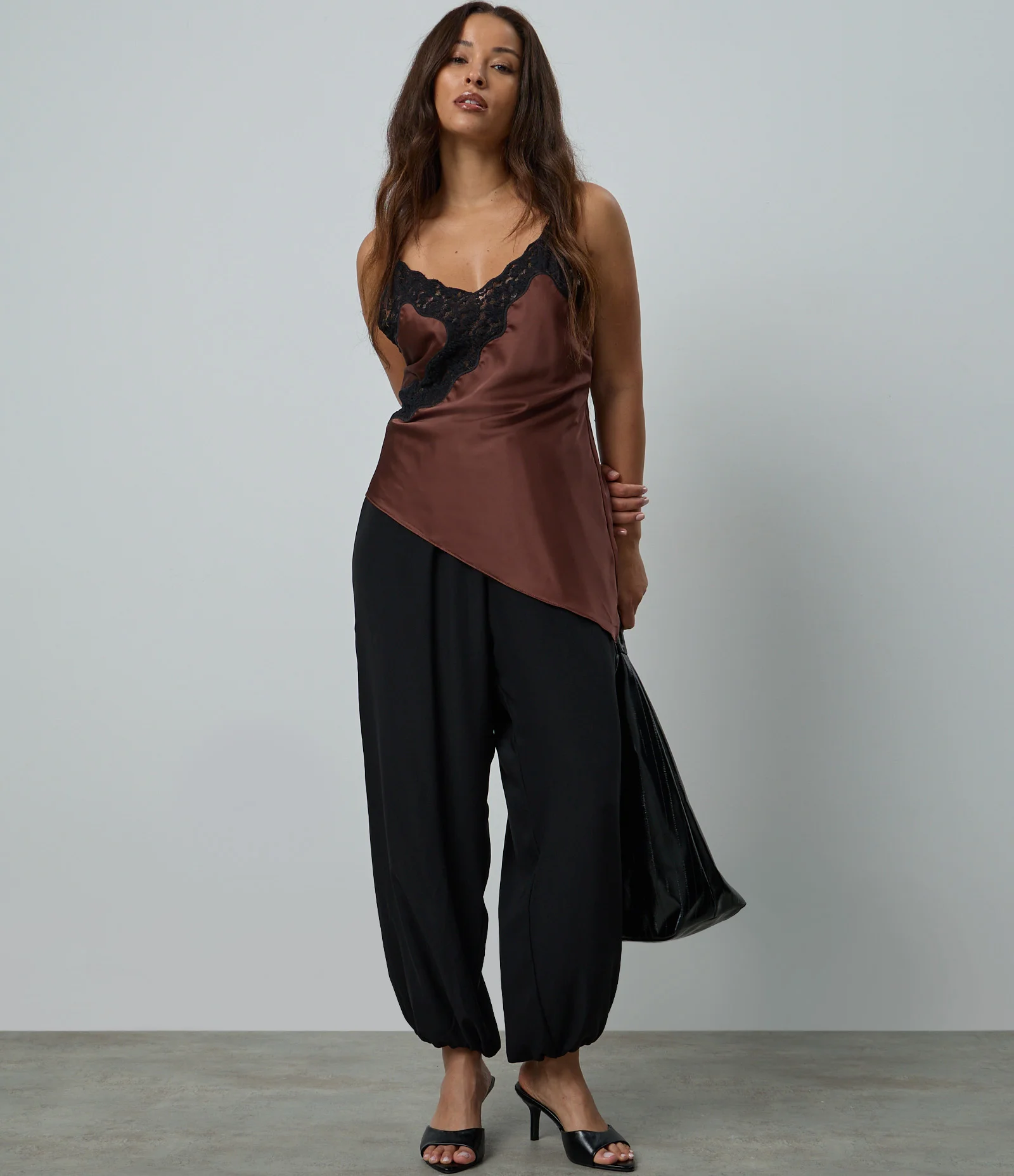 Blusa de Alcinha em Cetim com Detalhes de Renda Contrastante Marrom 2