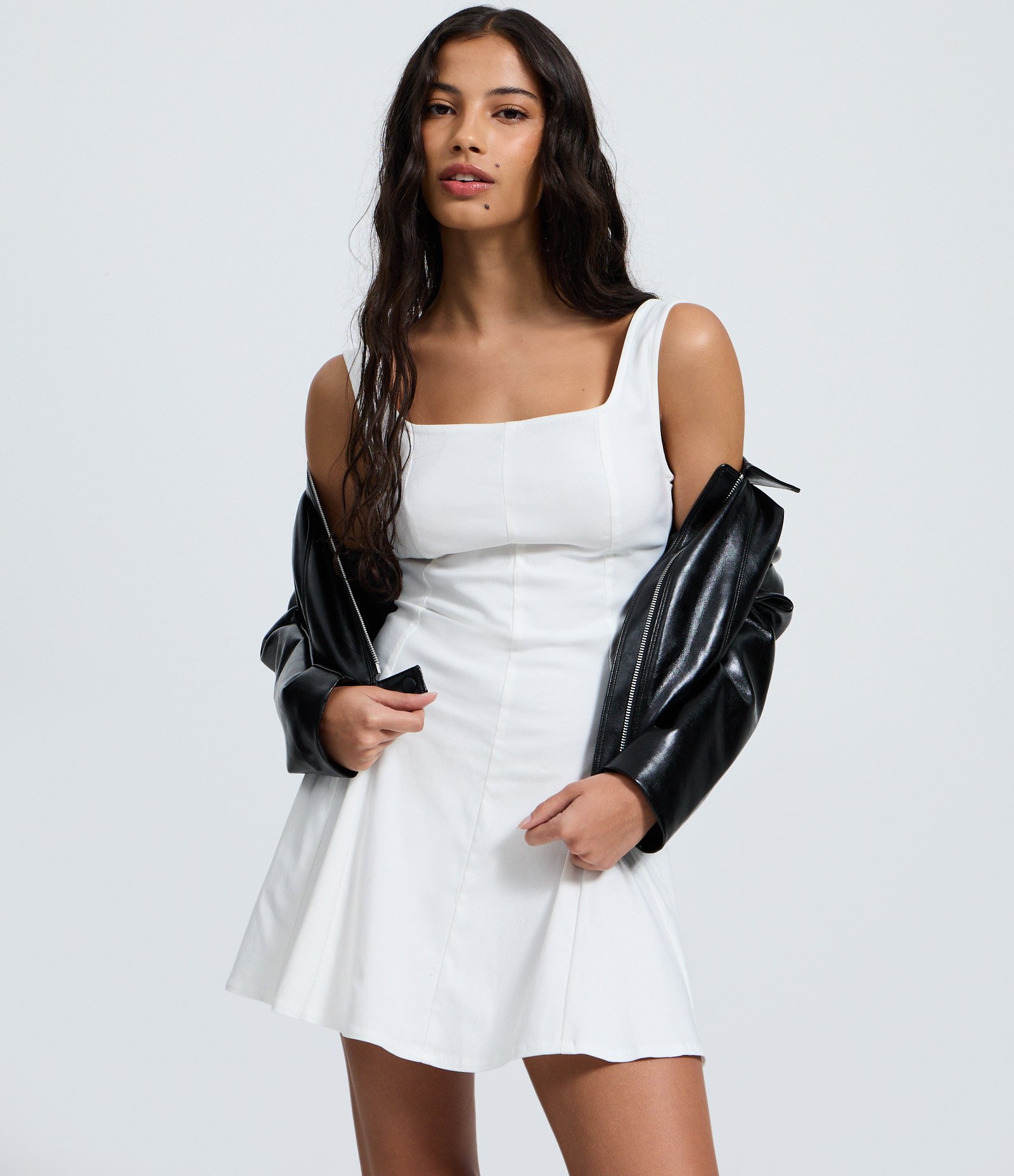 Vestido Evasê Curto em Bengaline Com Decote Quadrado Branco 2