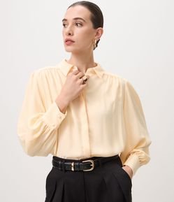 Camisa em Crepe com Manga Longa e Franzido no Ombro