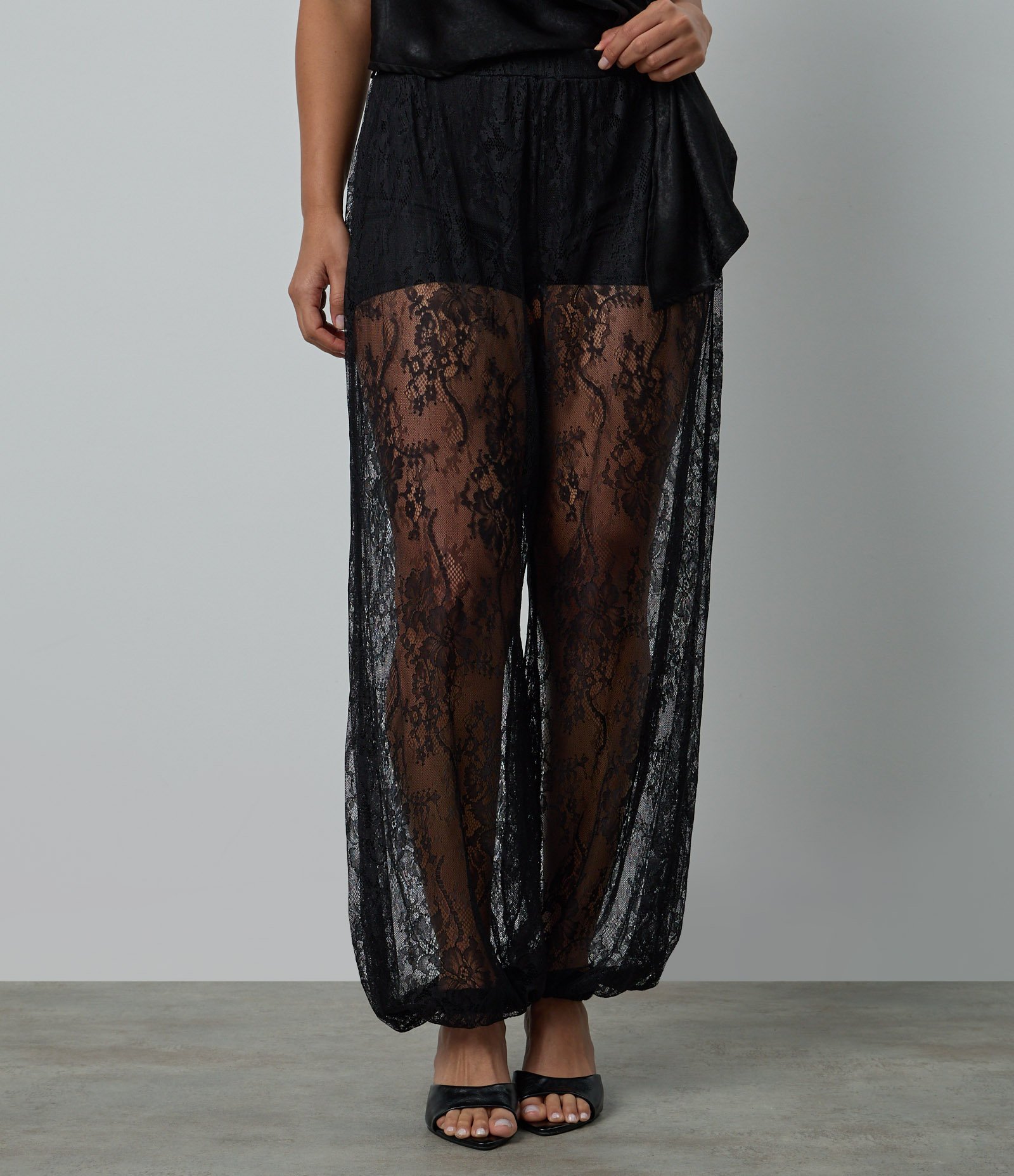 Calça Aladim em Renda com Cós Elástico Preto 3