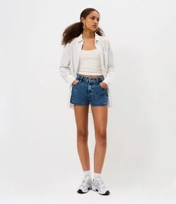 Short Runner em Jeans com Barra Arredondada e Bolsos