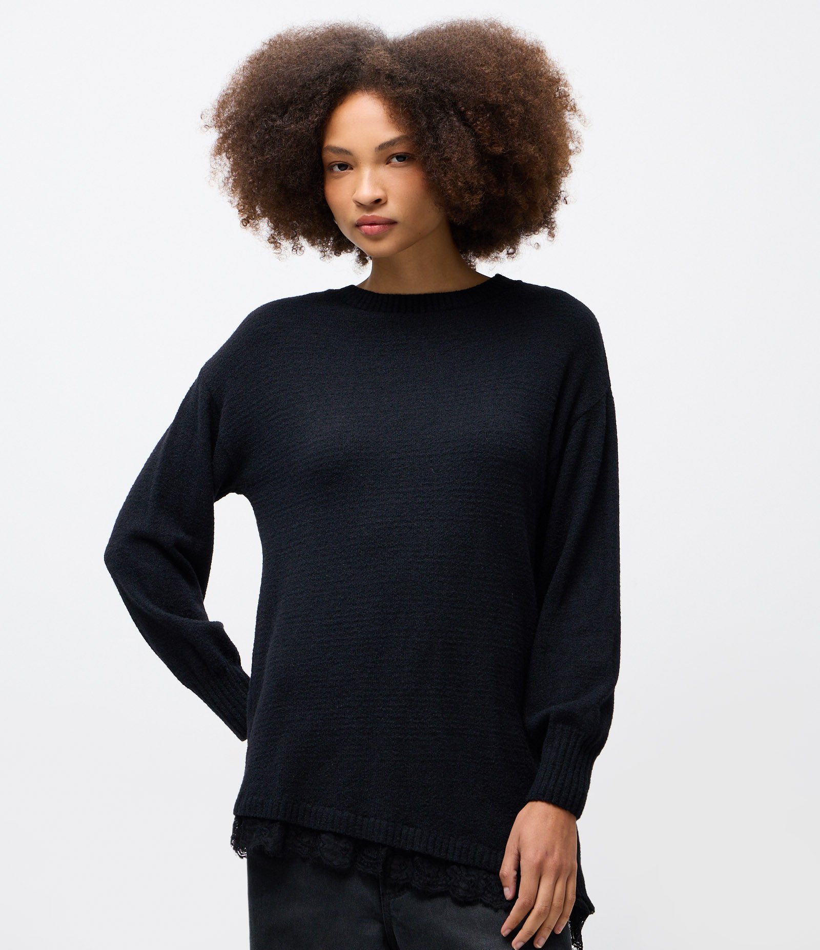Blusa Oversized em Tricô com Decote Canoa e Barra Assimétrica Rendada Preto 1