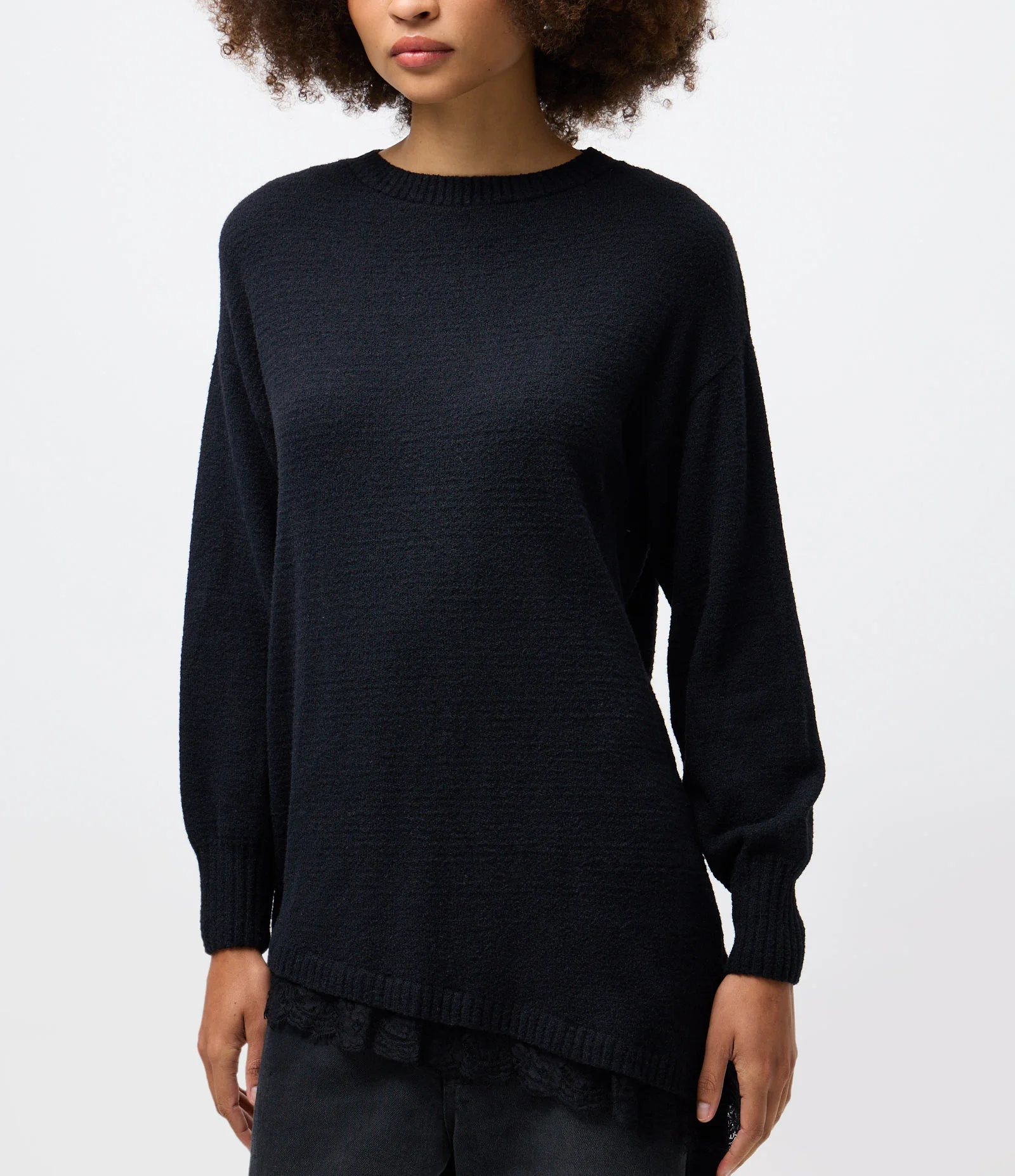 Blusa Oversized em Tricô com Decote Canoa e Barra Assimétrica Rendada Preto 2
