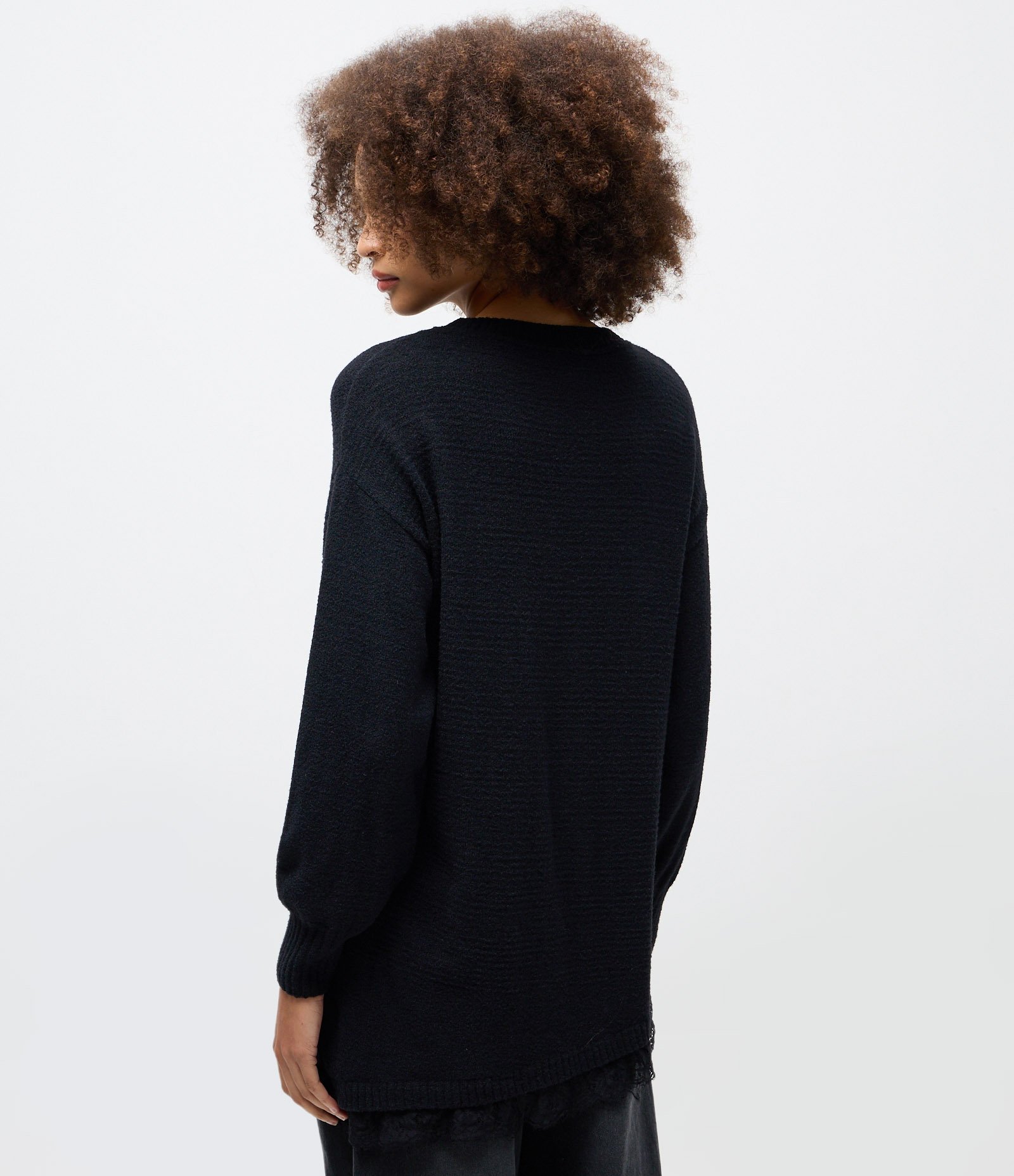 Blusa Oversized em Tricô com Decote Canoa e Barra Assimétrica Rendada Preto 3