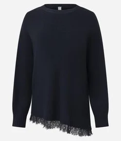 Blusa Oversized em Tricô com Decote Canoa e Barra Assimétrica Rendada