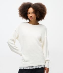Blusa Oversized em Tricô com Decote Canoa e Barra Assimétrica Rendada