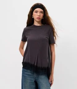 Camiseta com Recortes Assimétricos e Barra de Renda