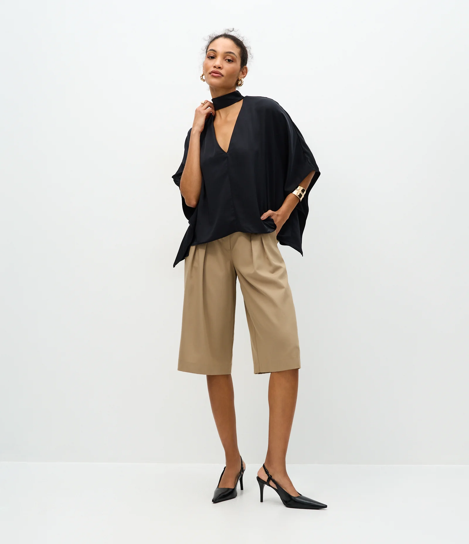 Blusa em Cetim com Gola Alta e Manga Esvoaçante Preto 2