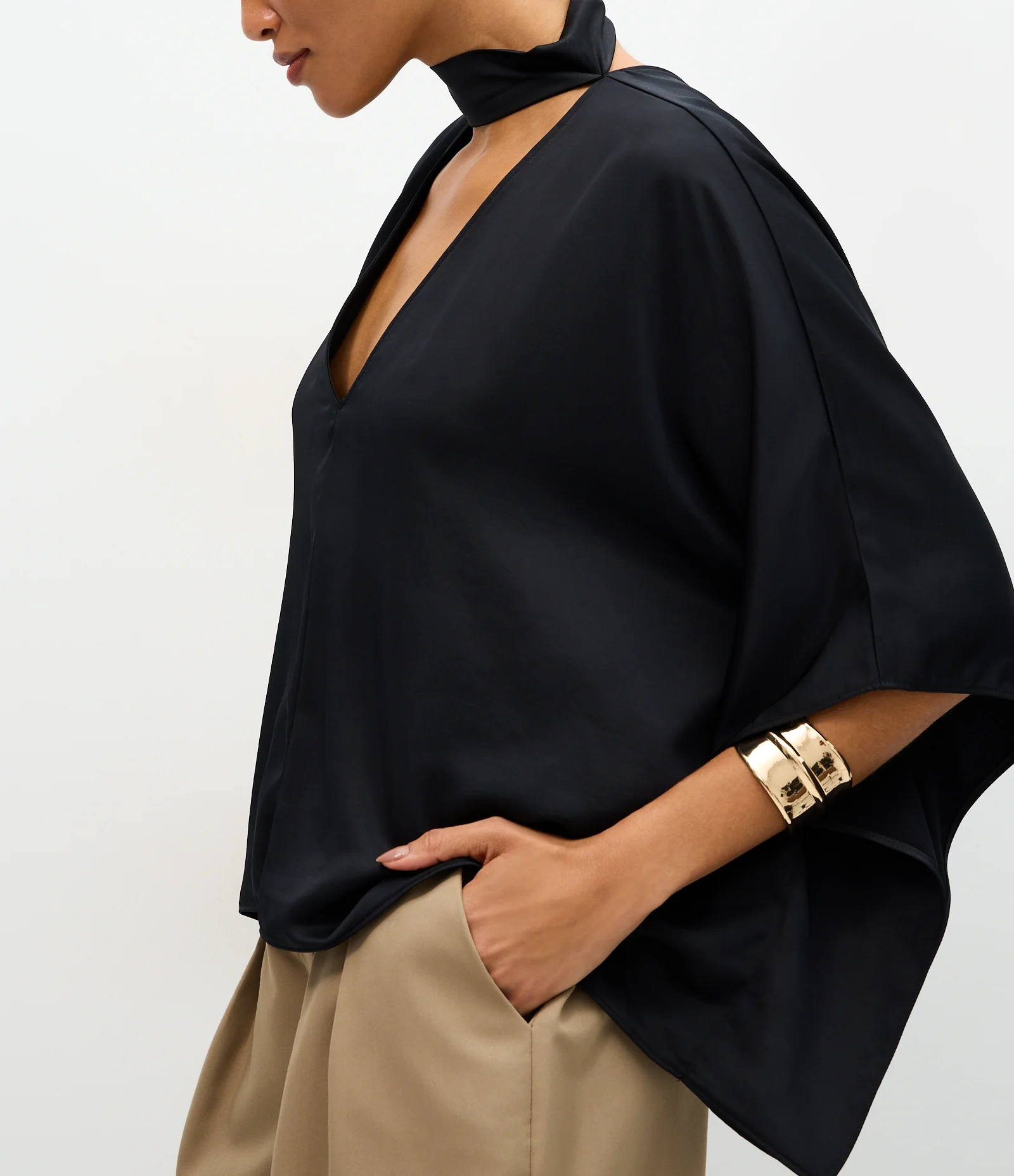 Blusa em Cetim com Gola Alta e Manga Esvoaçante Preto 3