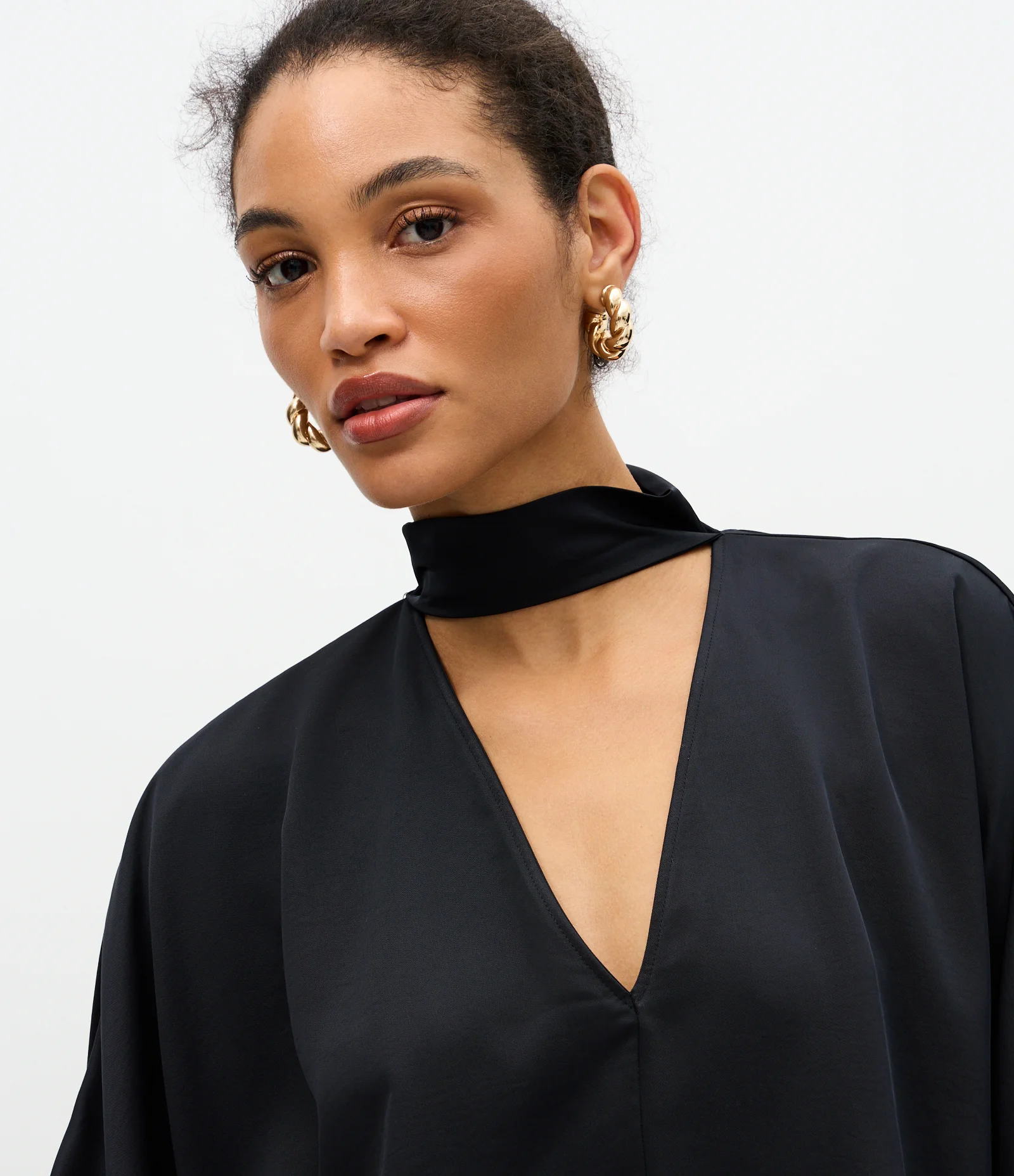 Blusa em Cetim com Gola Alta e Manga Esvoaçante Preto 4