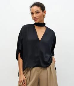 Blusa em Cetim com Gola Alta e Manga Esvoaçante