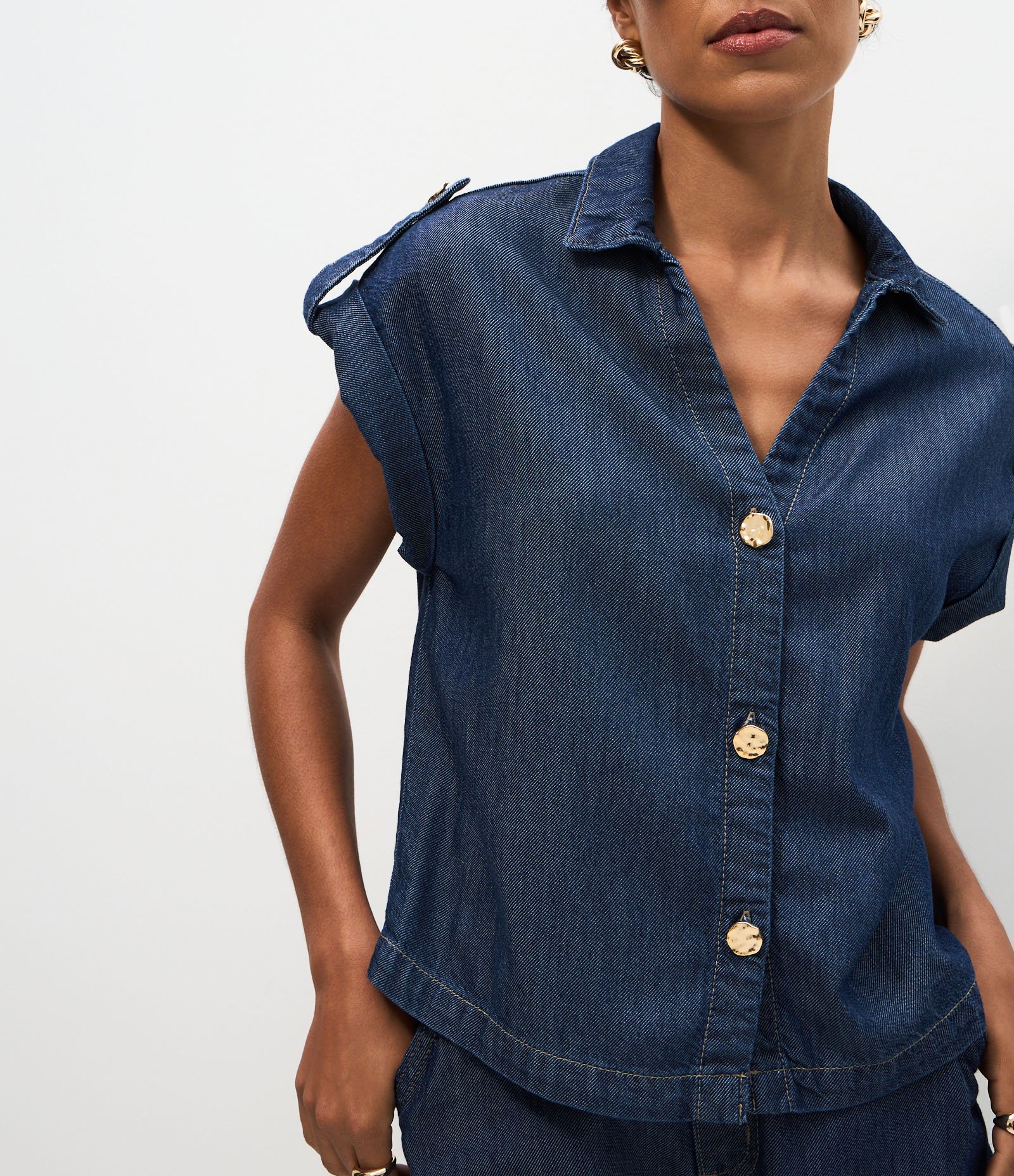 Camisa em Liocel com Botões Dourados e Manga Curta Azul 4