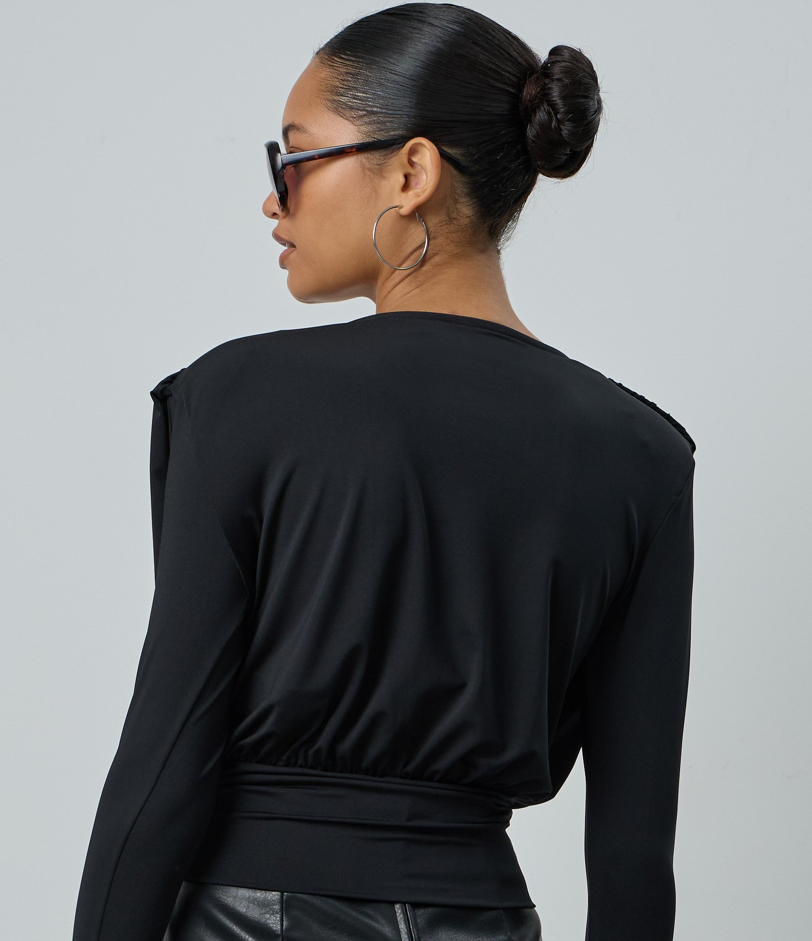 Blusa Manga Longa Transpassada em Microfibra Preto 4