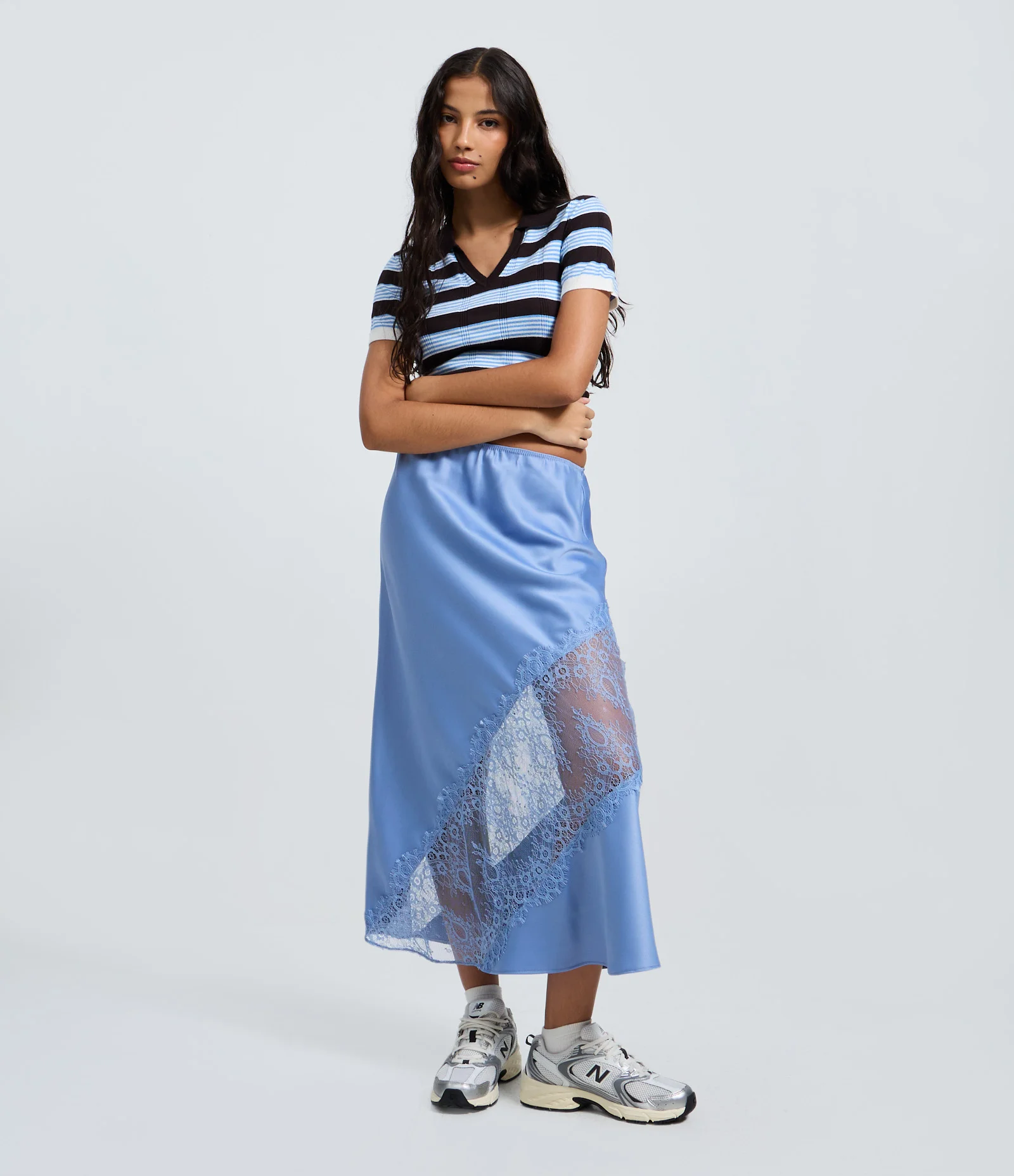 Saia Midi em Cetim com Entremeio de Renda Azul 1
