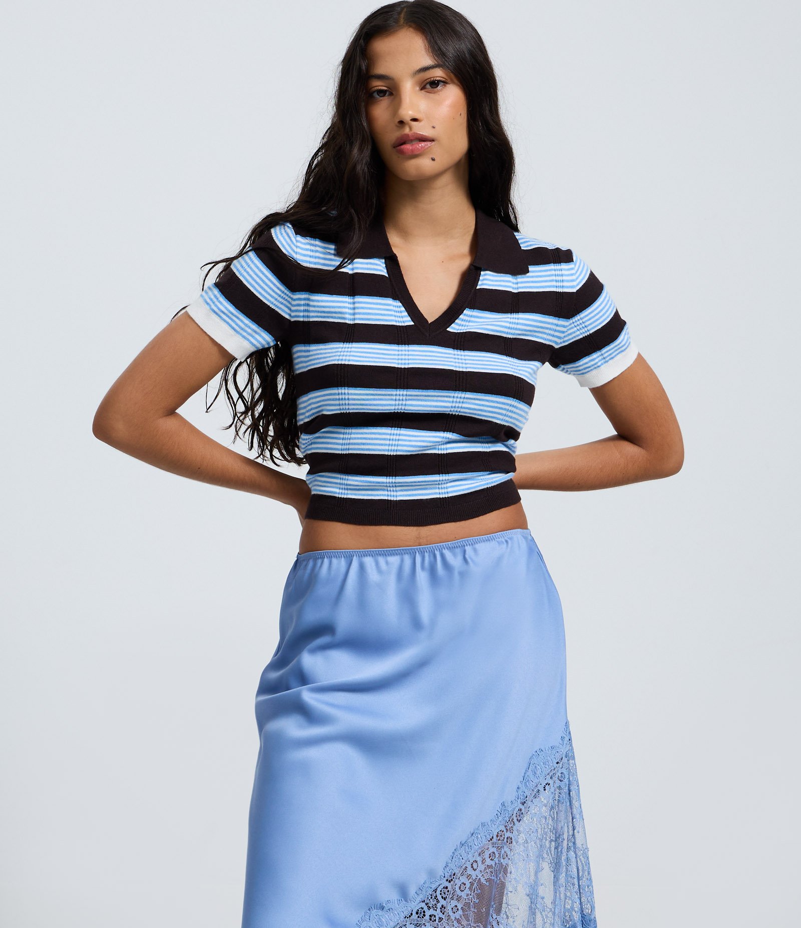 Saia Midi em Cetim com Entremeio de Renda Azul 2