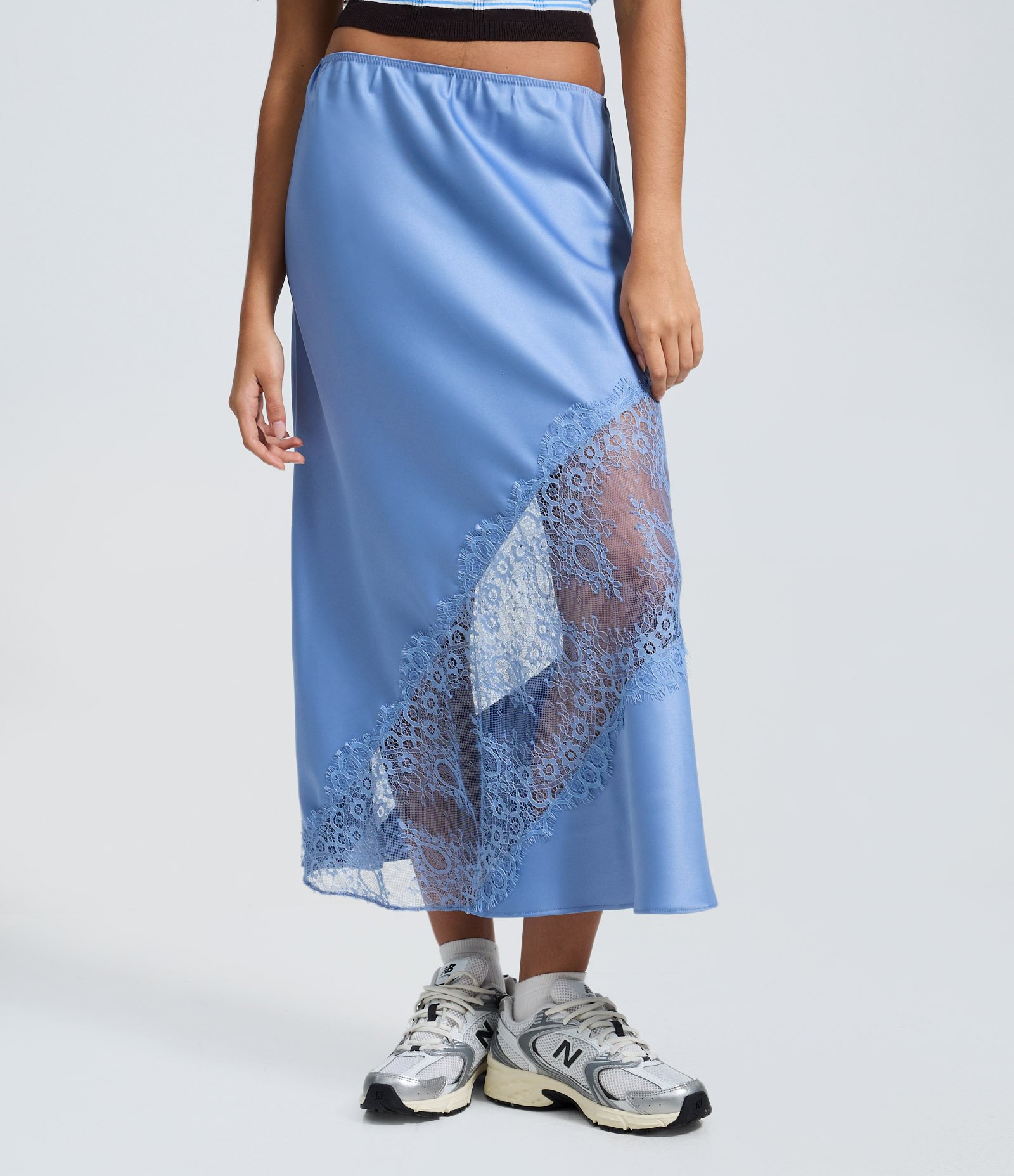 Saia Midi em Cetim com Entremeio de Renda Azul 3