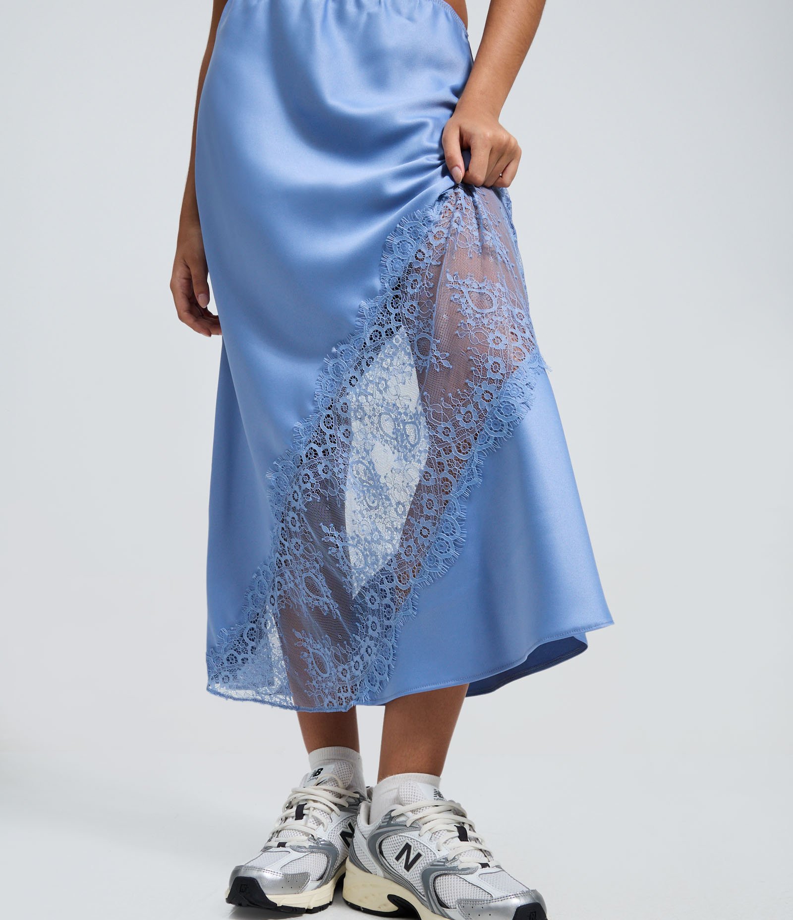 Saia Midi em Cetim com Entremeio de Renda Azul 4
