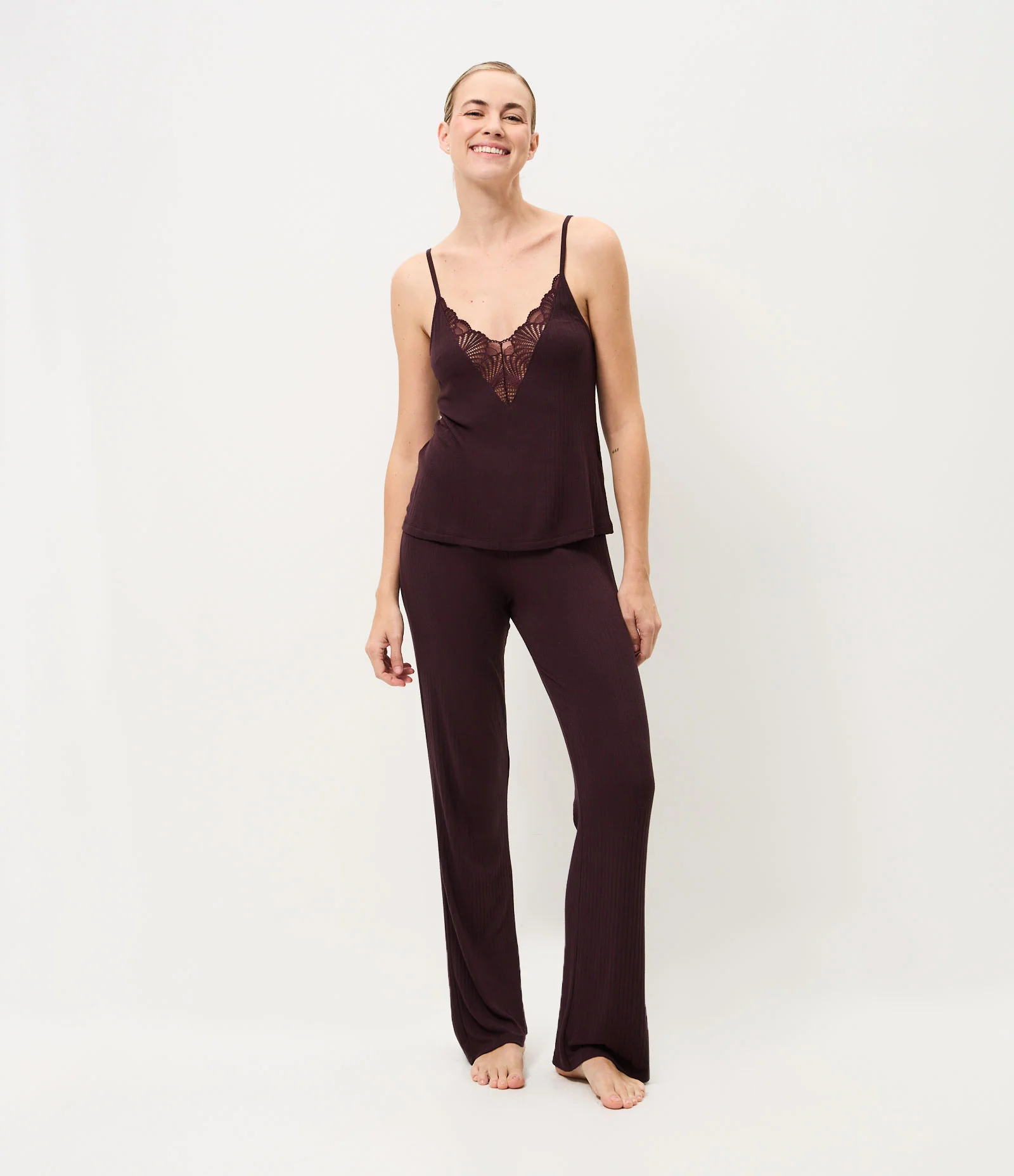 Pijama Longo em Ribana com Detalhe de Renda Marrom 1