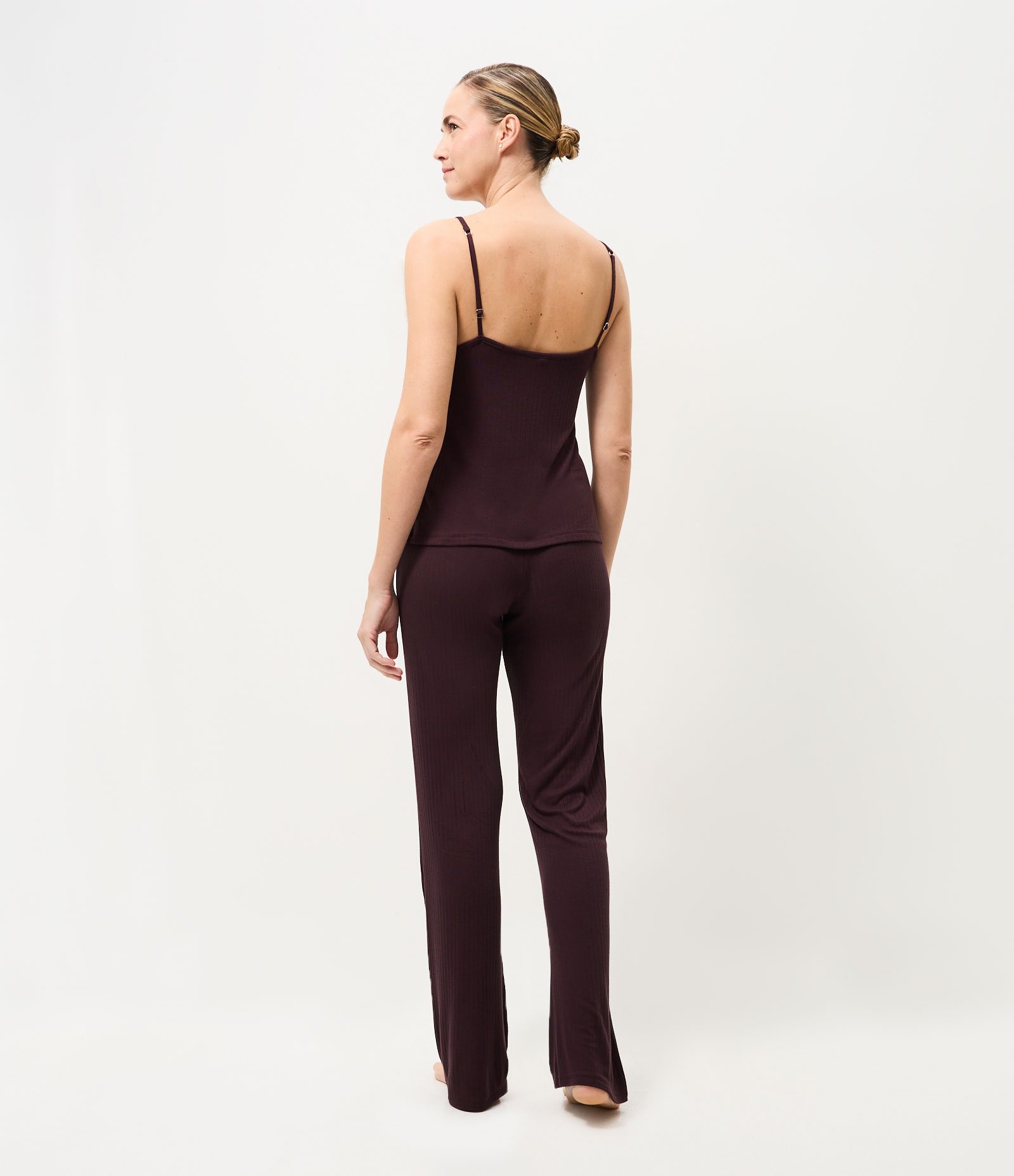 Pijama Longo em Ribana com Detalhe de Renda Marrom 4