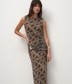 Vestido Longo em Tule com Drapeado Lateral e Aviamento
