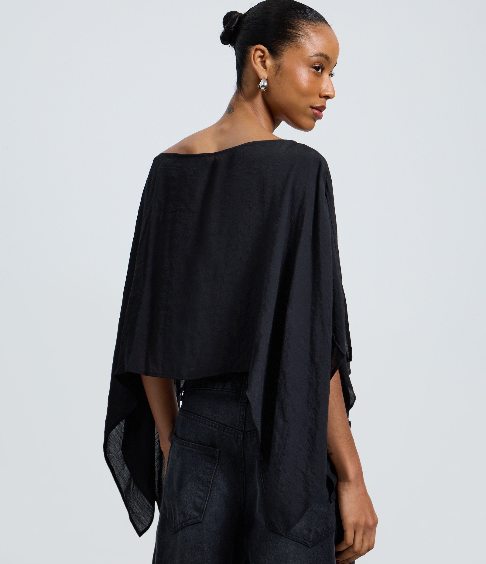 Blusa Capa Over com Textura Slub Preto 4