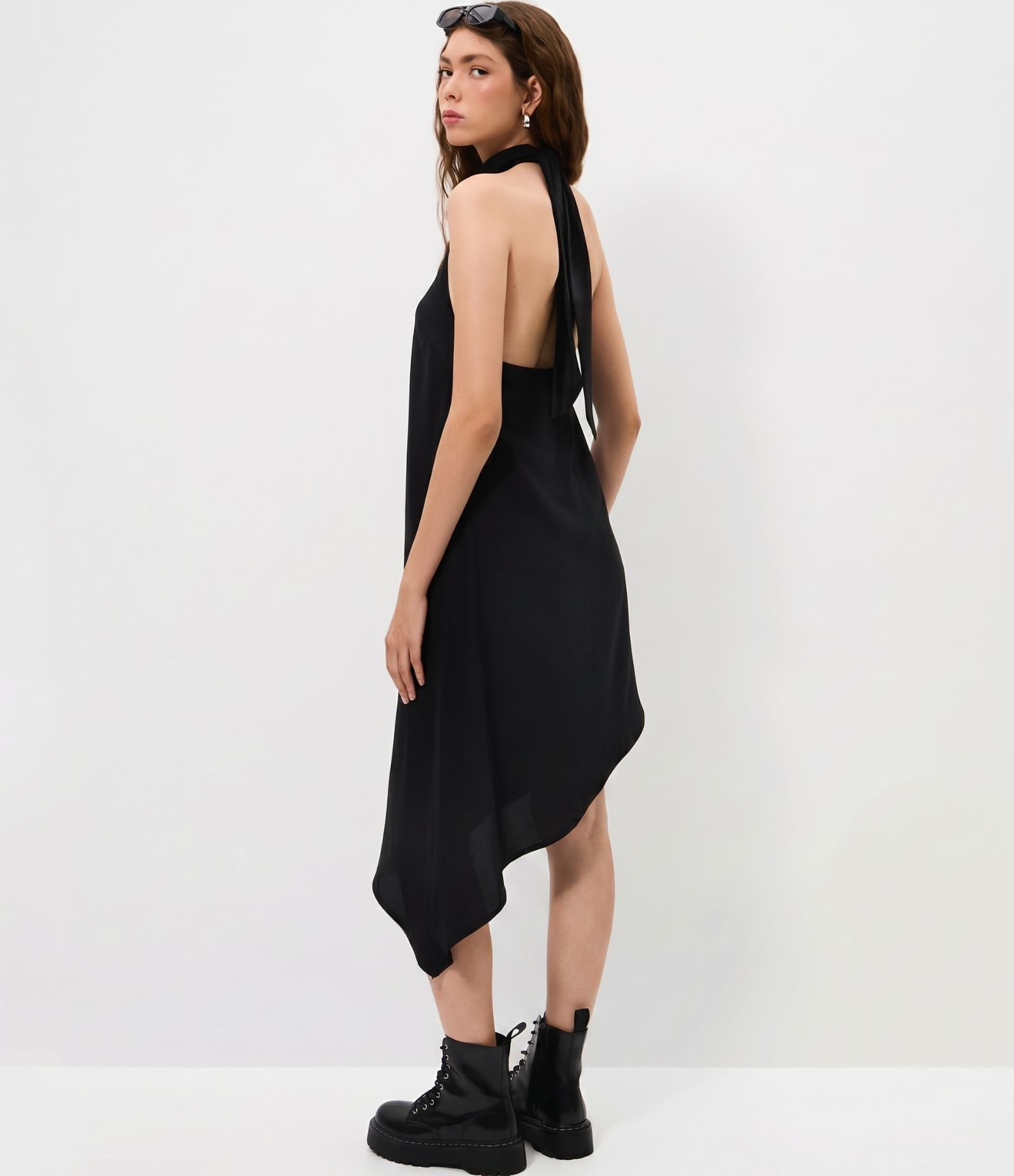 Vestido Curto Frente Única com Barra Assimétrica Preto 4