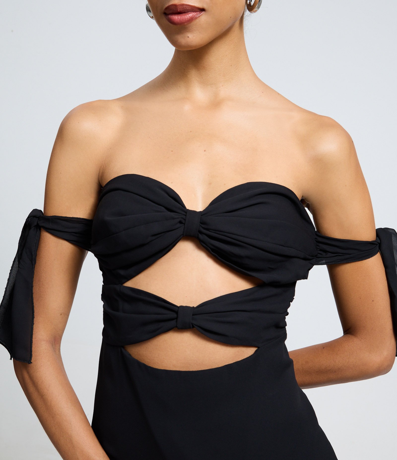 Vestido Curto sem Manga em Chiffon com Drapeado e Recortes Frontais Preto 3