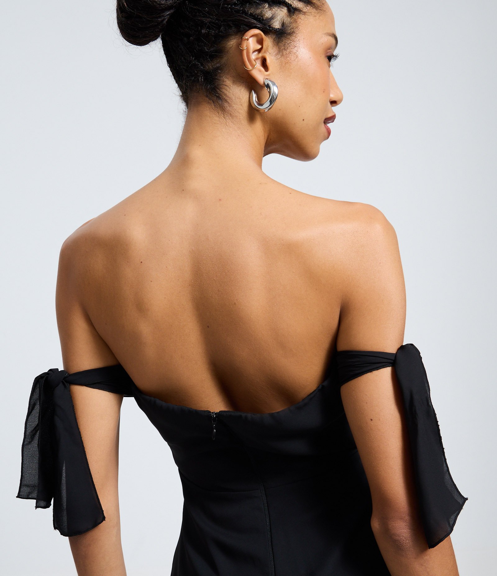 Vestido Curto sem Manga em Chiffon com Drapeado e Recortes Frontais Preto 4