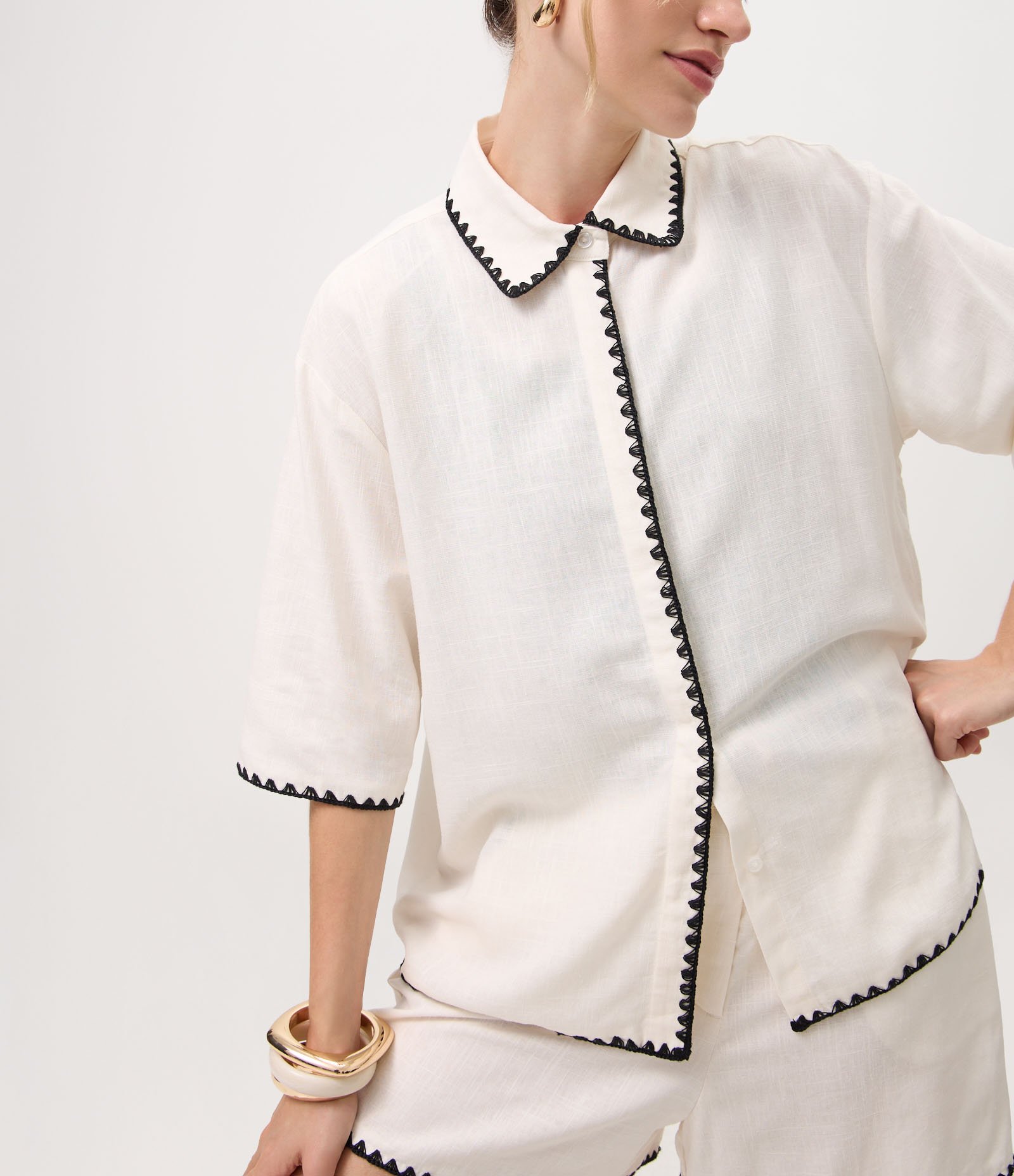 Camisa em Viscolinho com Detalhe Contrastante e Colarinho Branco 3