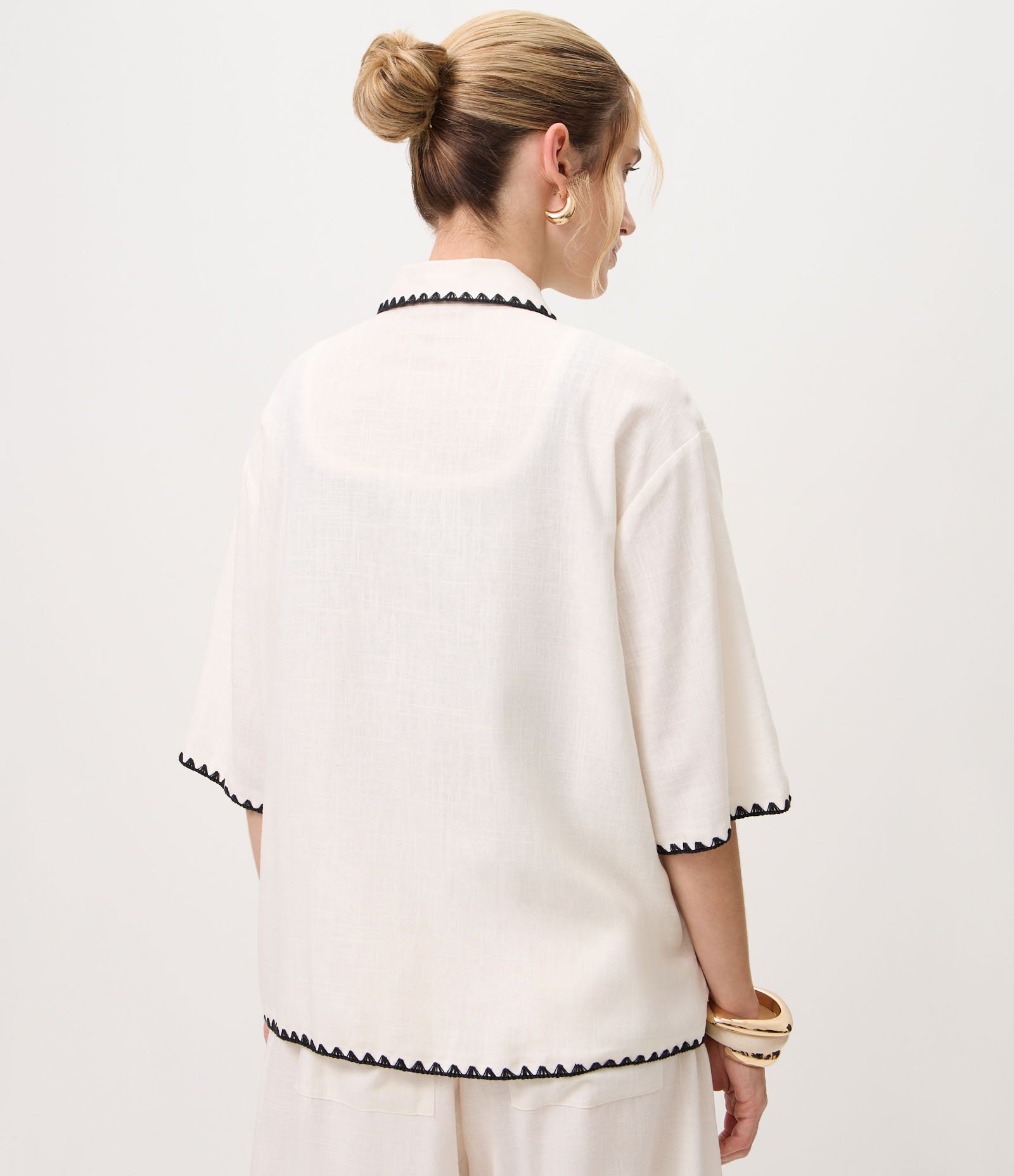 Camisa em Viscolinho com Detalhe Contrastante e Colarinho Branco 4