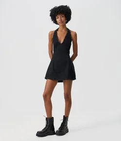 Vestido Frente Única em Sarja com Tachas no Decote
