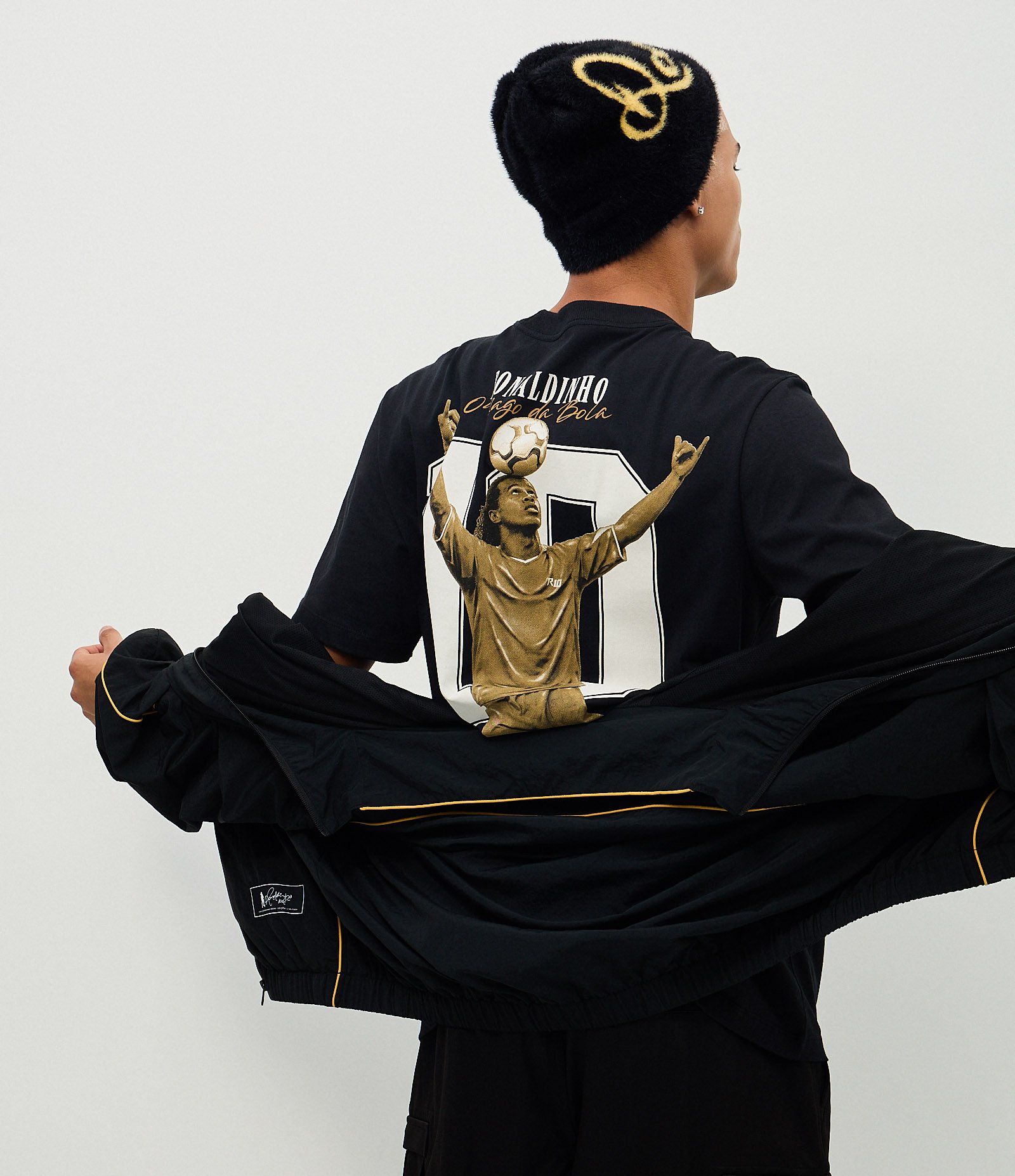 Camiseta Comfort com Estampa Ronaldinho O Mago da Bola Preto 1