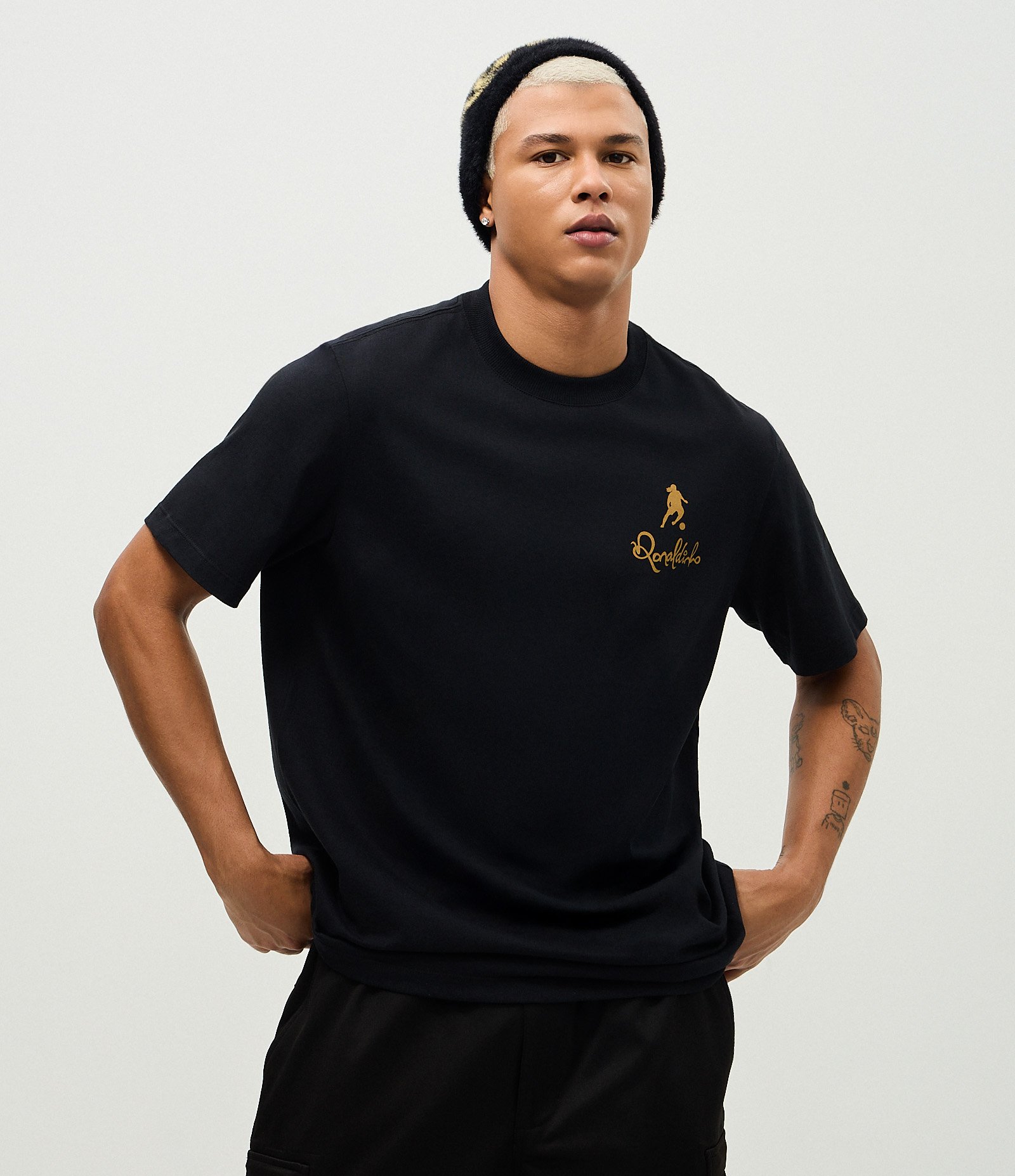 Camiseta Comfort com Estampa Ronaldinho O Mago da Bola Preto 3
