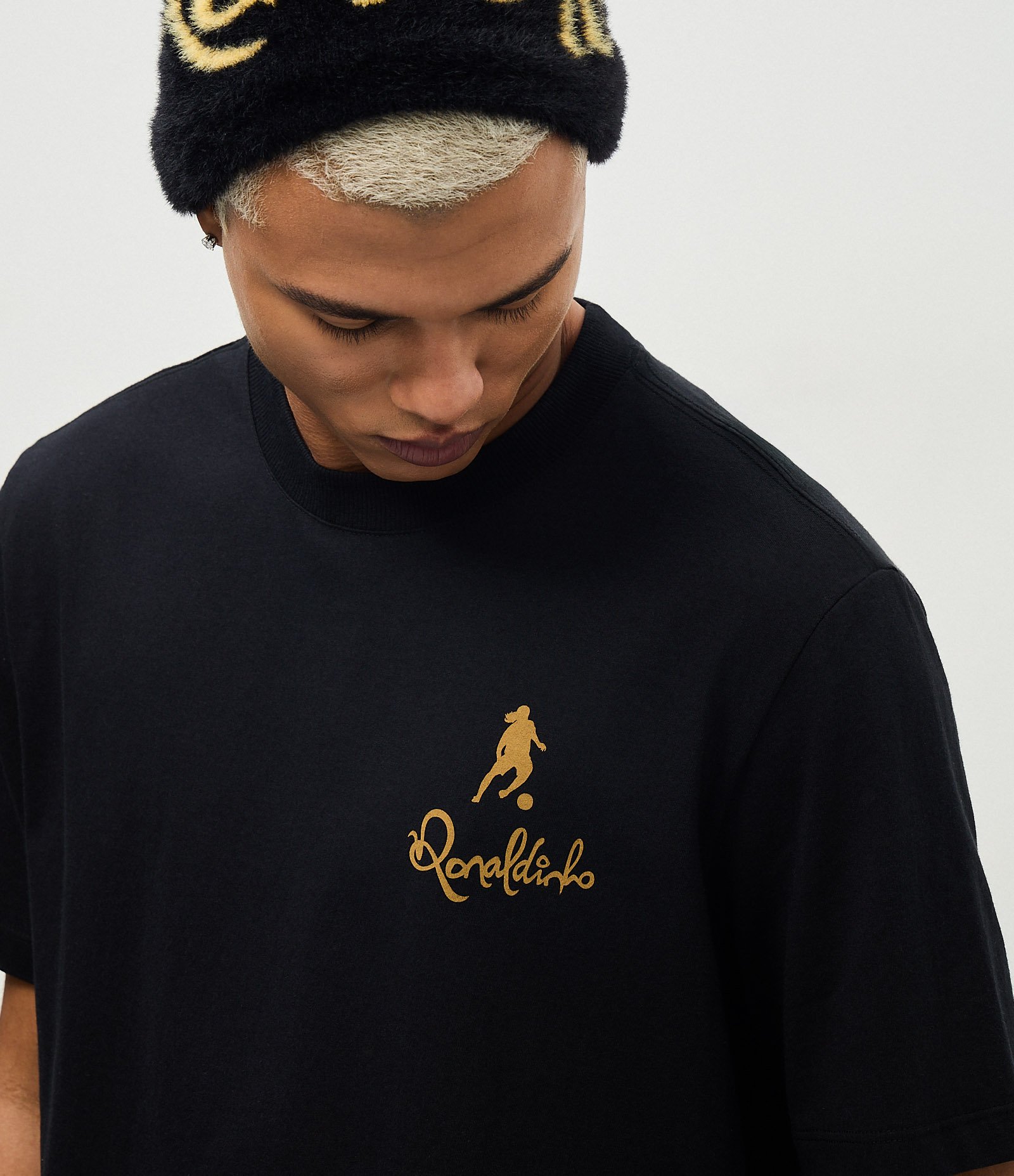 Camiseta Comfort com Estampa Ronaldinho O Mago da Bola Preto 4