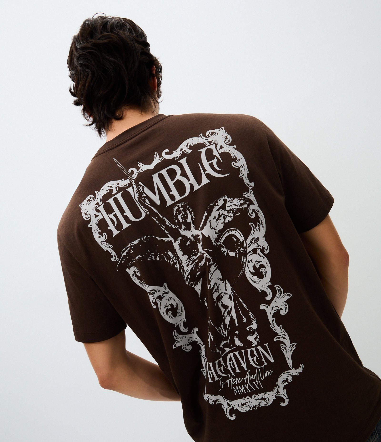 Camiseta Manga Curta No Mercy com Estampa nas Costas Marrom 1