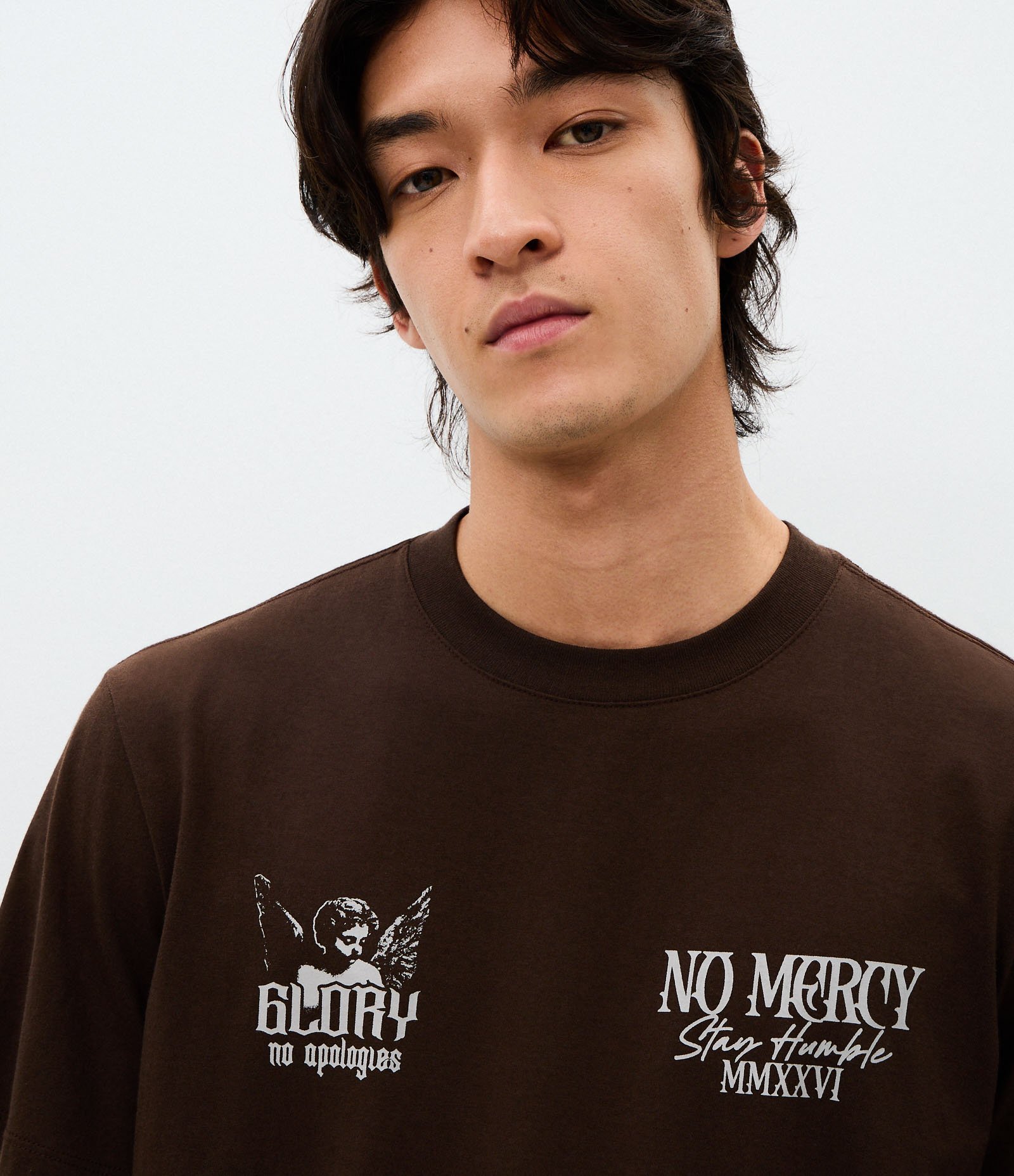 Camiseta Manga Curta No Mercy com Estampa nas Costas Marrom 3