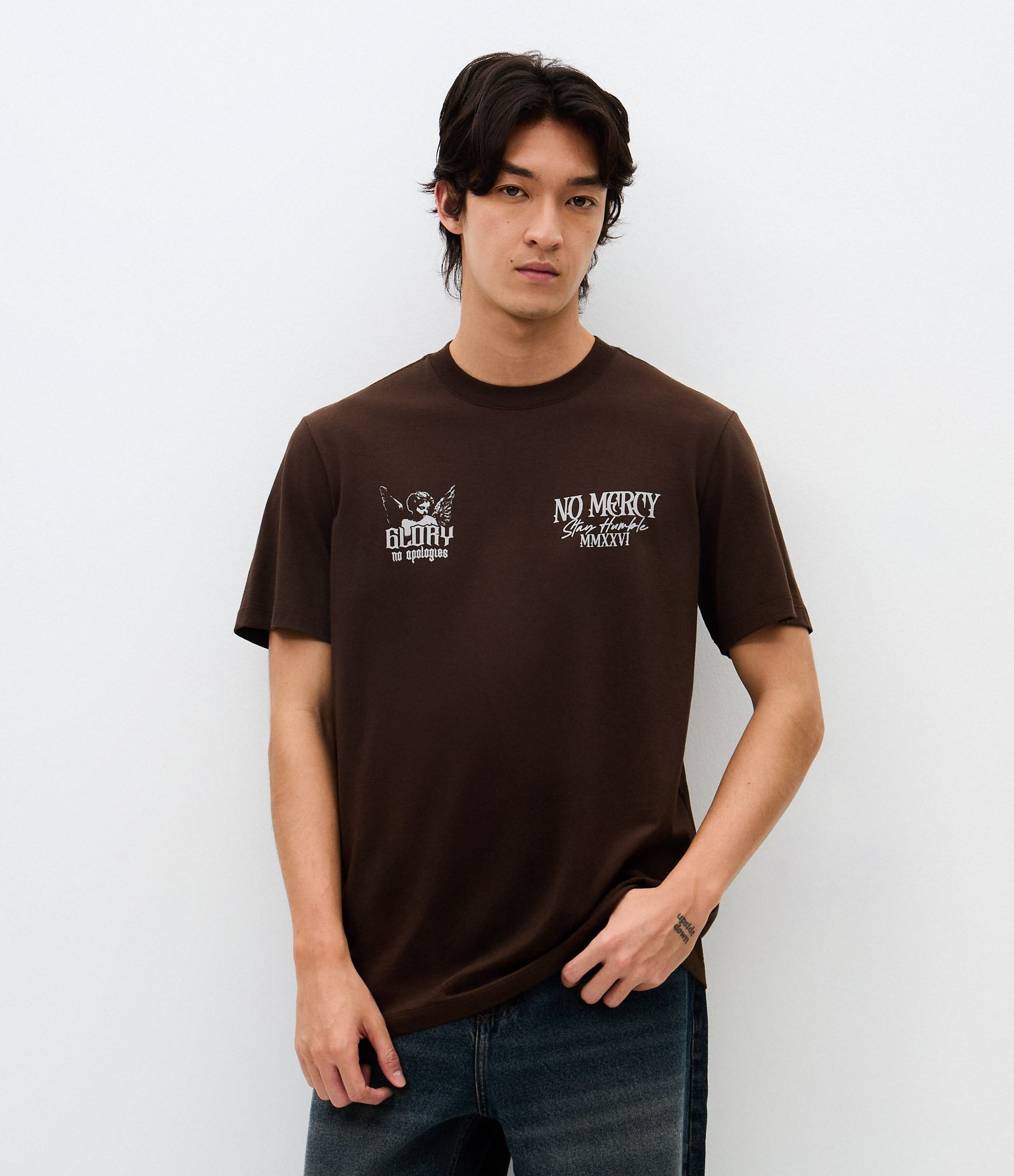 Camiseta Manga Curta No Mercy com Estampa nas Costas Marrom 4