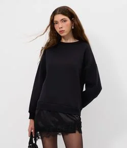 Moletom Oversized e Aplicação de Renda na Barra