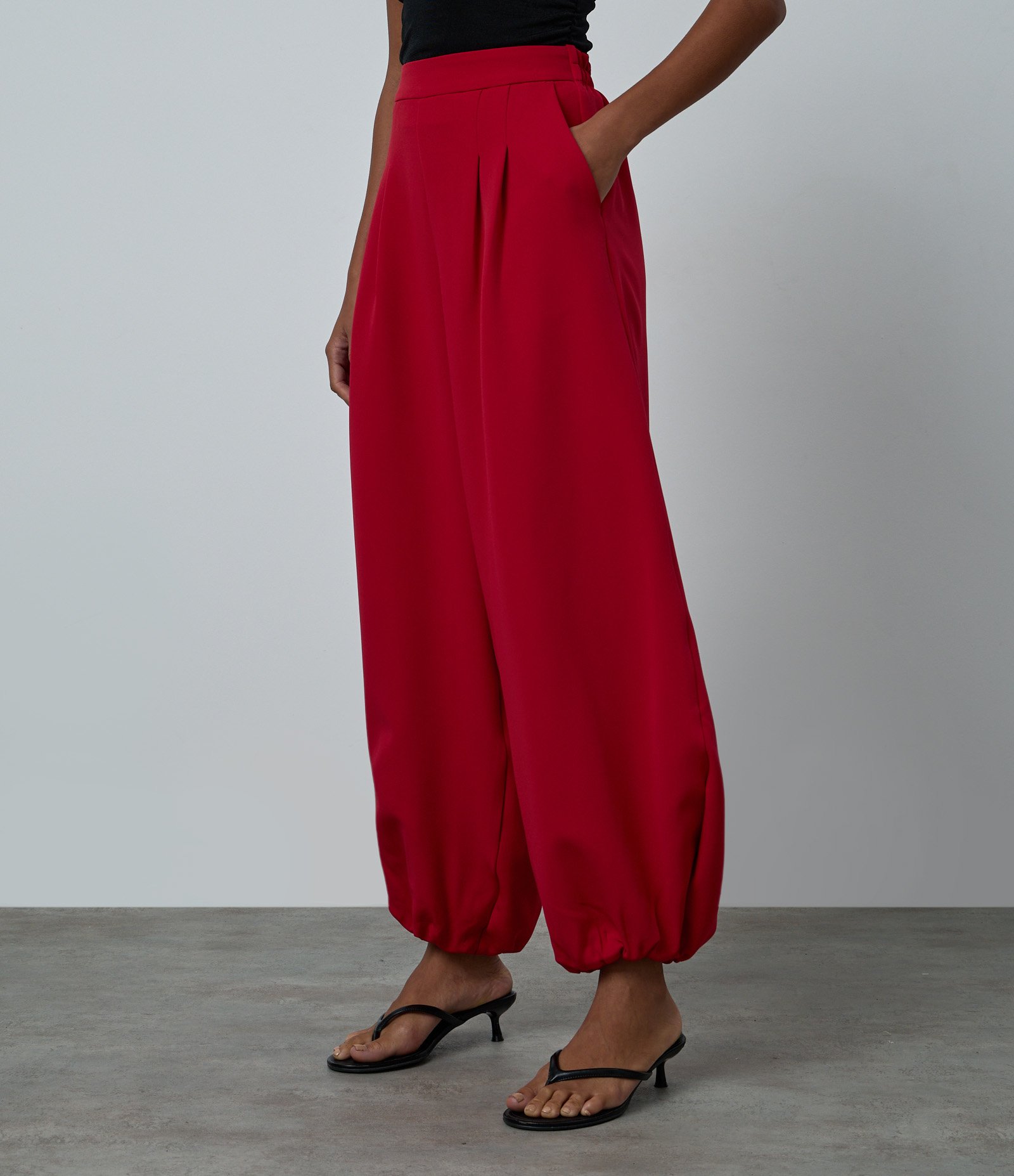 Calça Alfaiatada Aladim com Pregas Vermelho 2