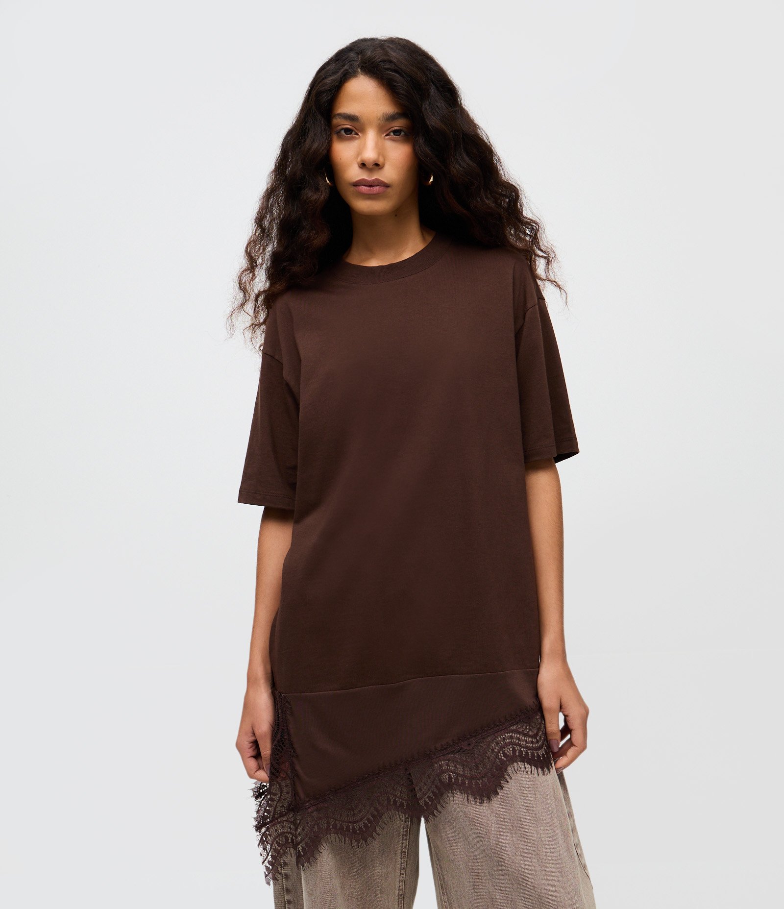Camiseta Oversized em Algodão com Barra Assimétrica Rendada Marrom 1