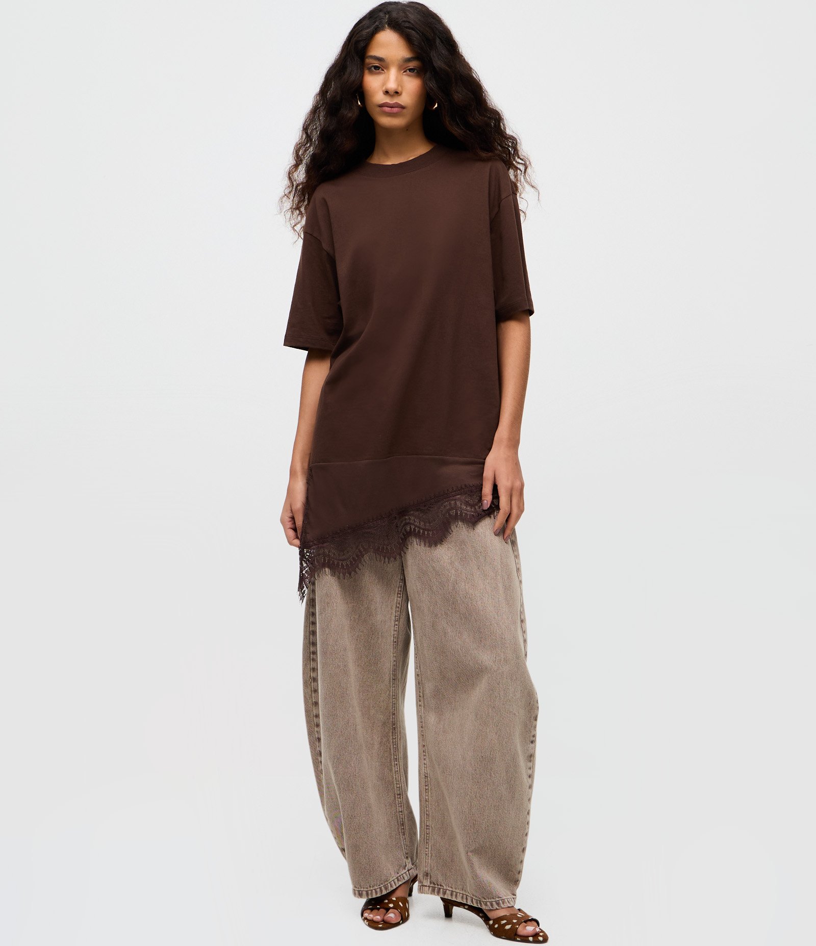 Camiseta Oversized em Algodão com Barra Assimétrica Rendada Marrom 2
