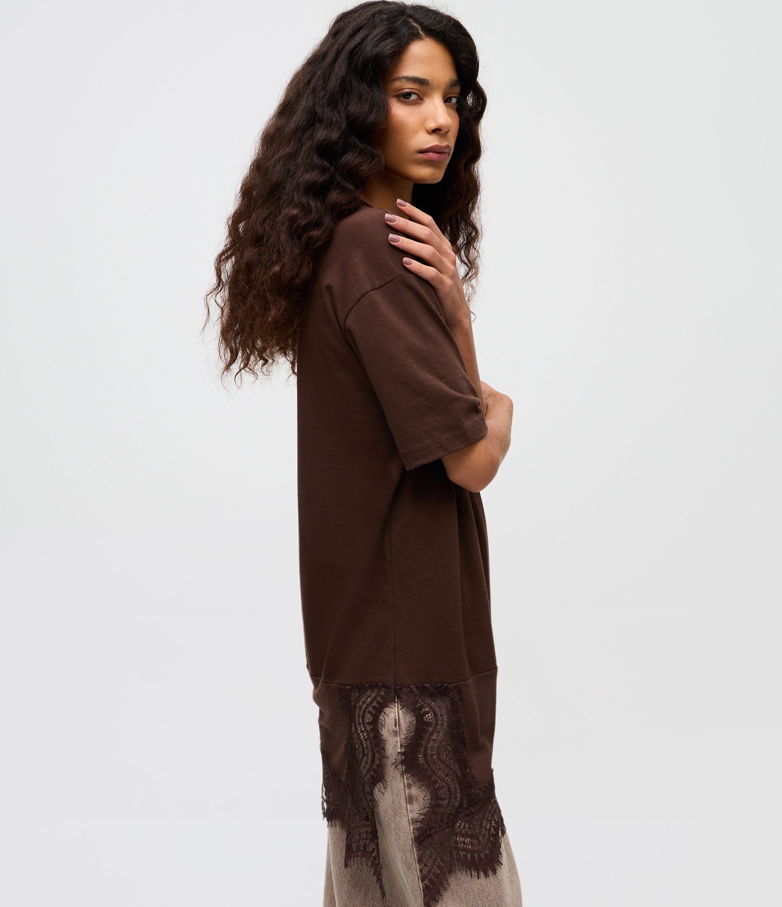 Camiseta Oversized em Algodão com Barra Assimétrica Rendada Marrom 3