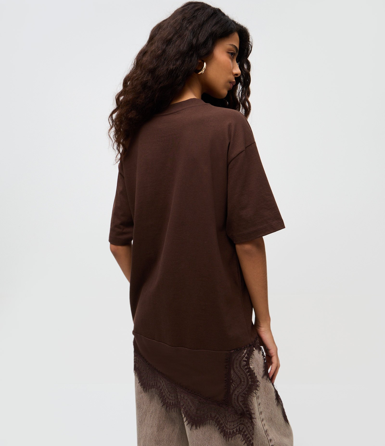 Camiseta Oversized em Algodão com Barra Assimétrica Rendada Marrom 4